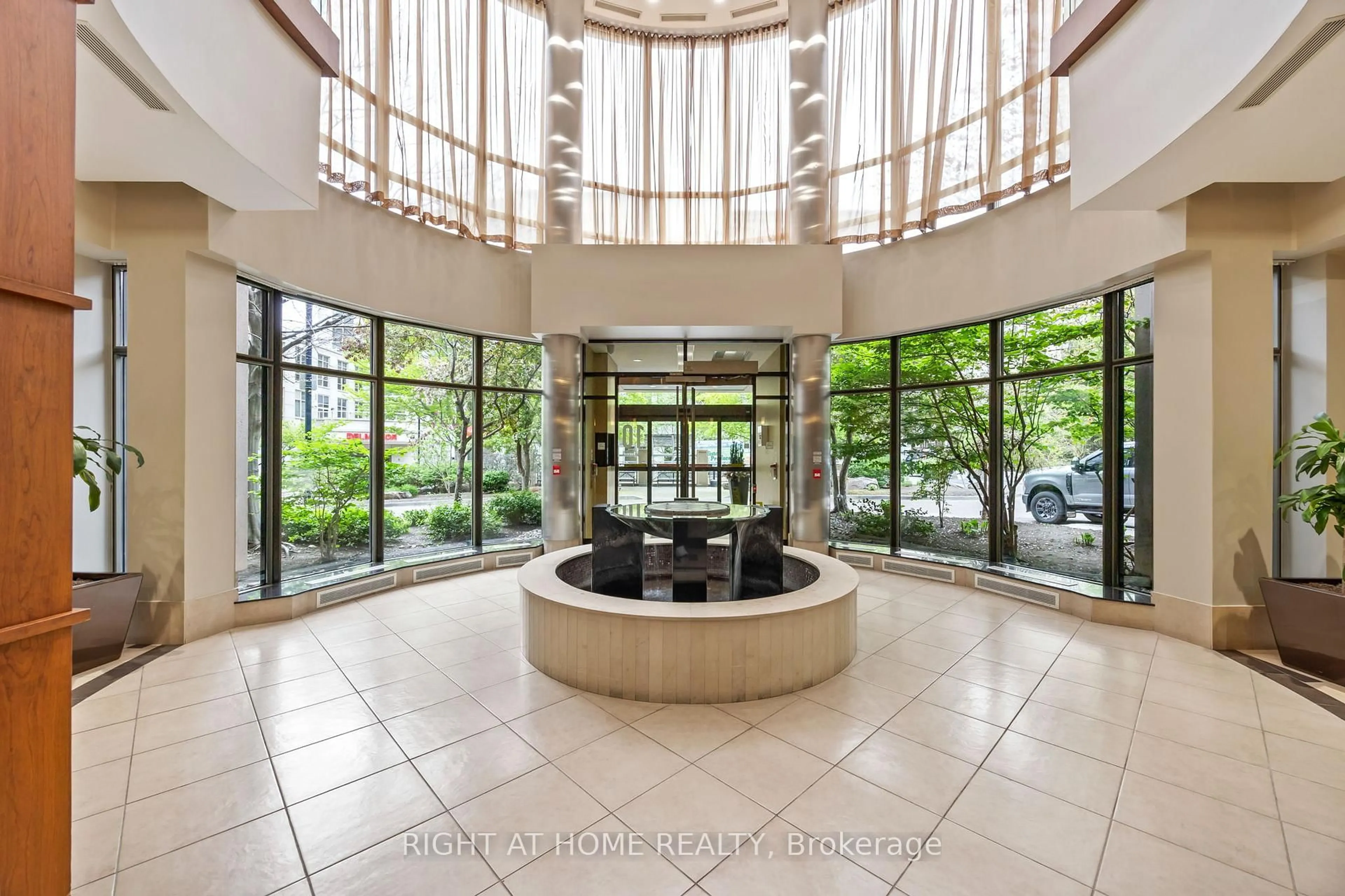 Indoor foyer for 10 Northtown Way, Toronto Ontario M2N 7L4