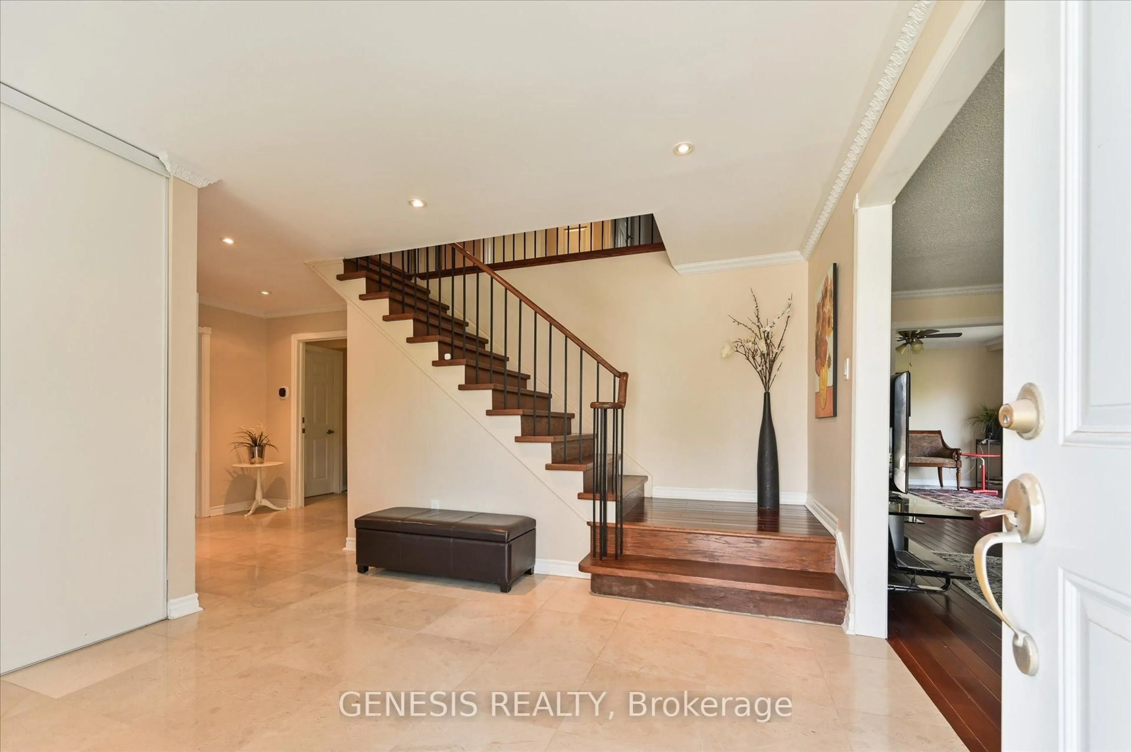 Indoor entryway for 242 Banbury Rd, Toronto Ontario M3B 3C8