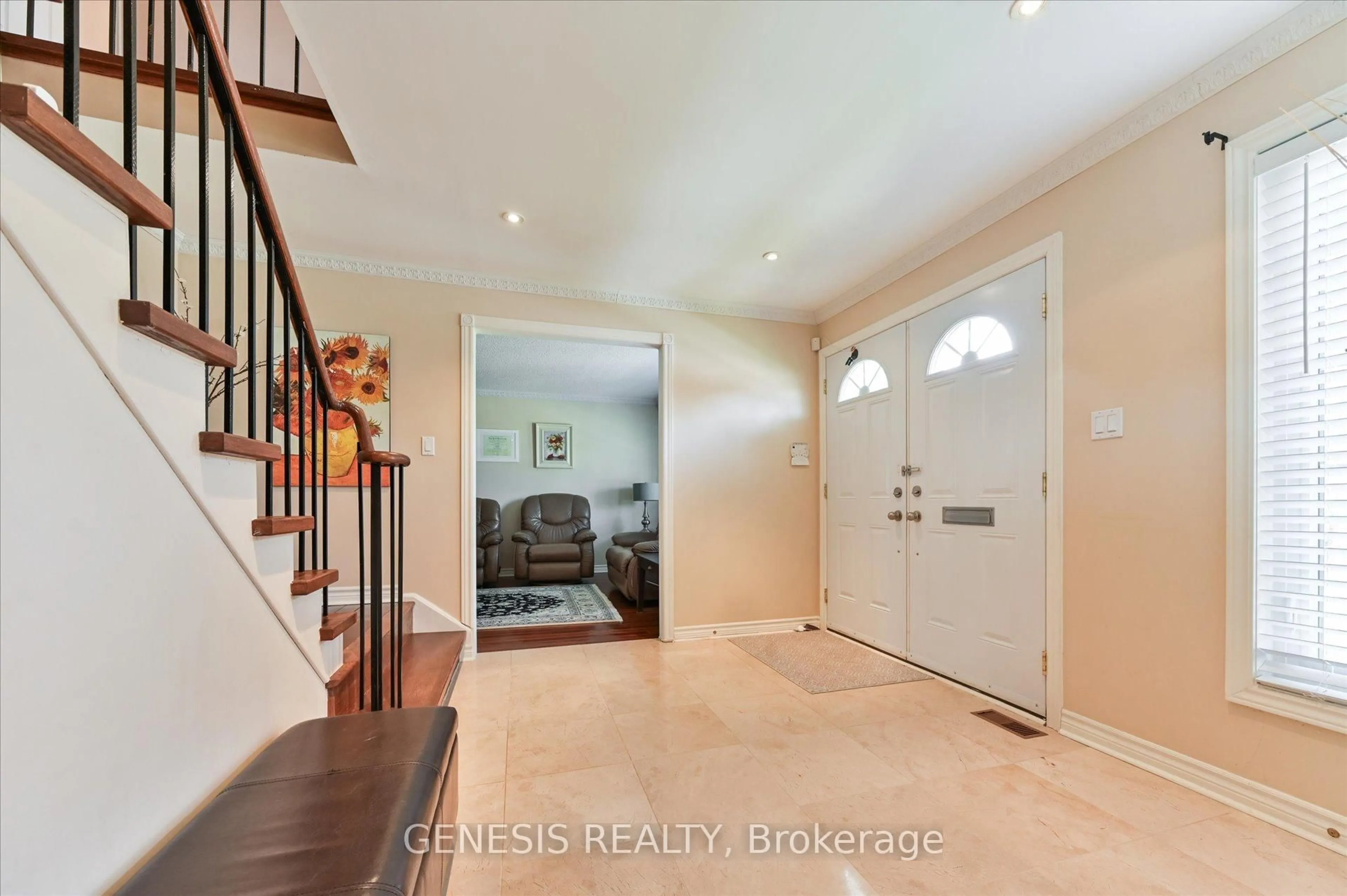 Indoor entryway for 242 Banbury Rd, Toronto Ontario M3B 3C8