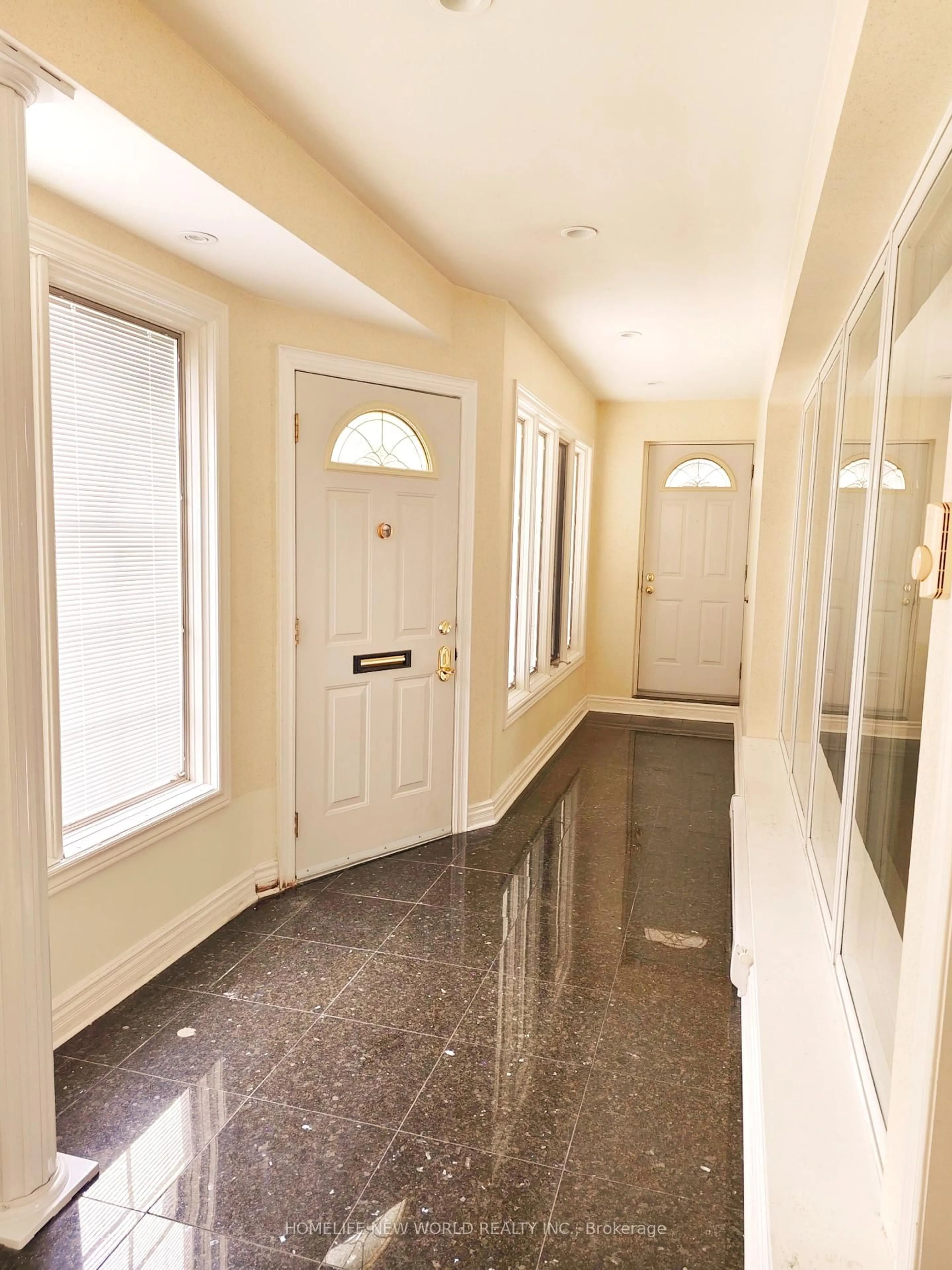 Indoor foyer for 18 Olsen Dr, Toronto Ontario M3A 3J2