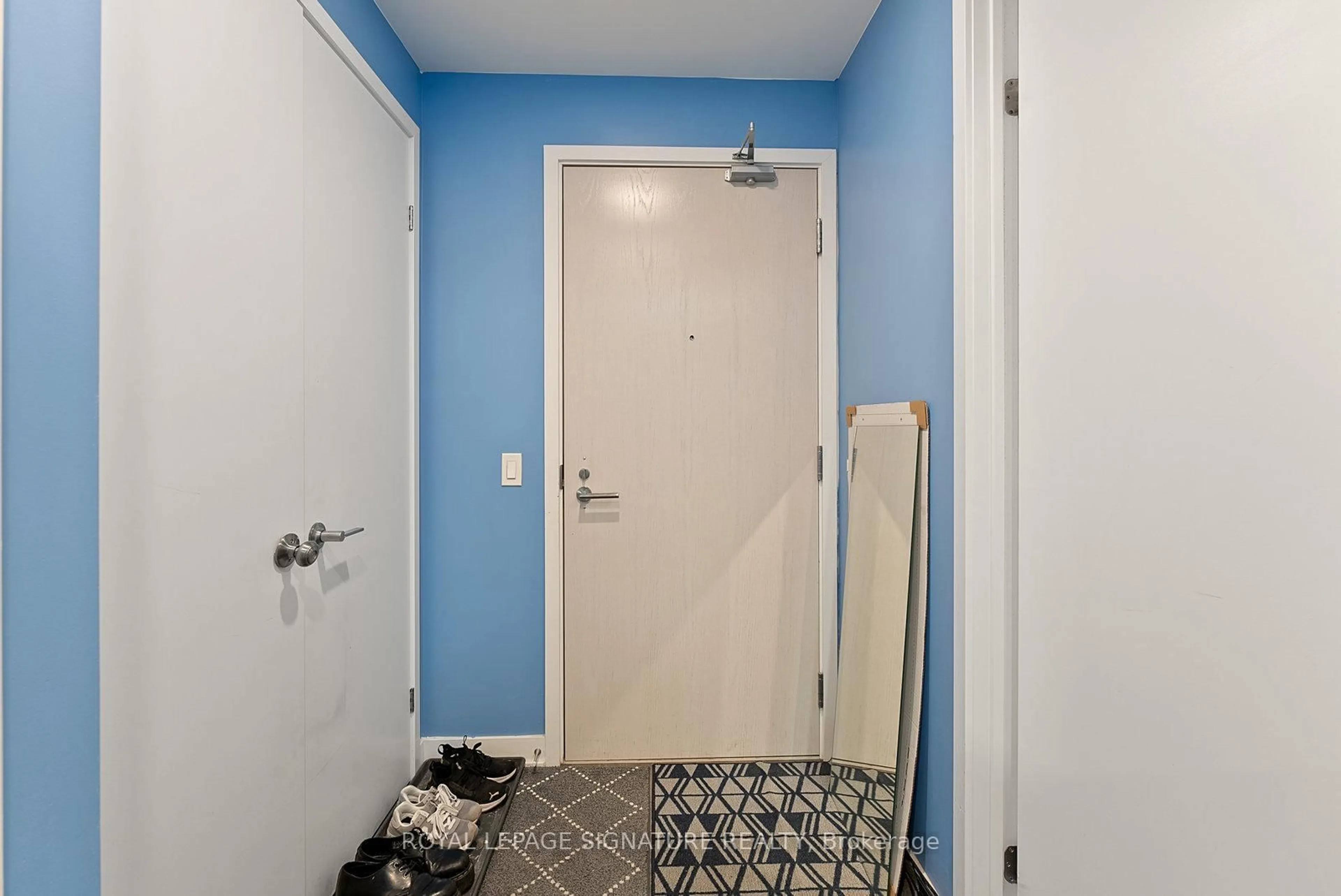 Indoor entryway for 115 Blue Jays Way #806, Toronto Ontario M5V 0N4