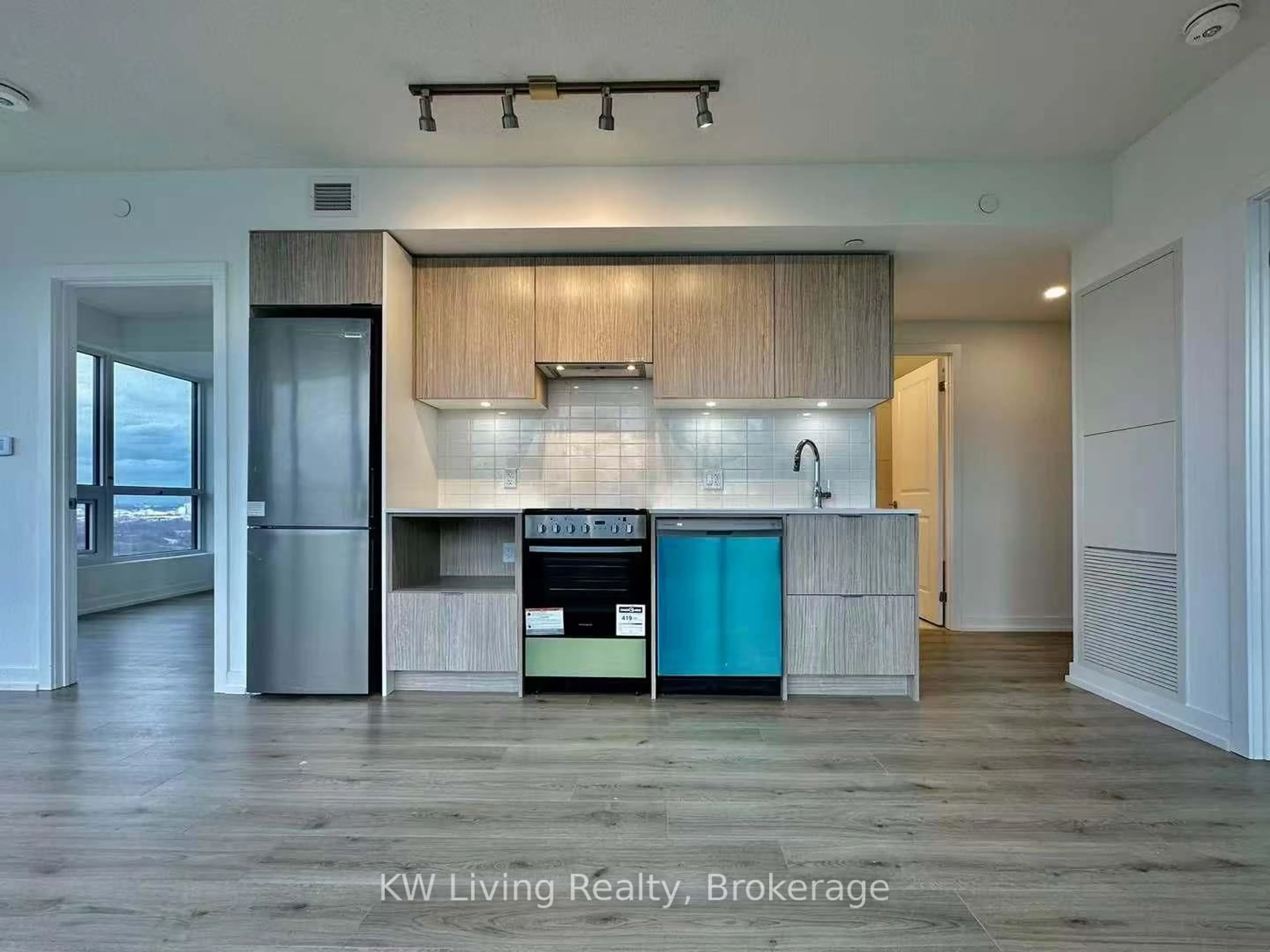 Open concept kitchen, wood/laminate floor for 395 Bloor St #4004, Toronto Ontario M4W 0B4