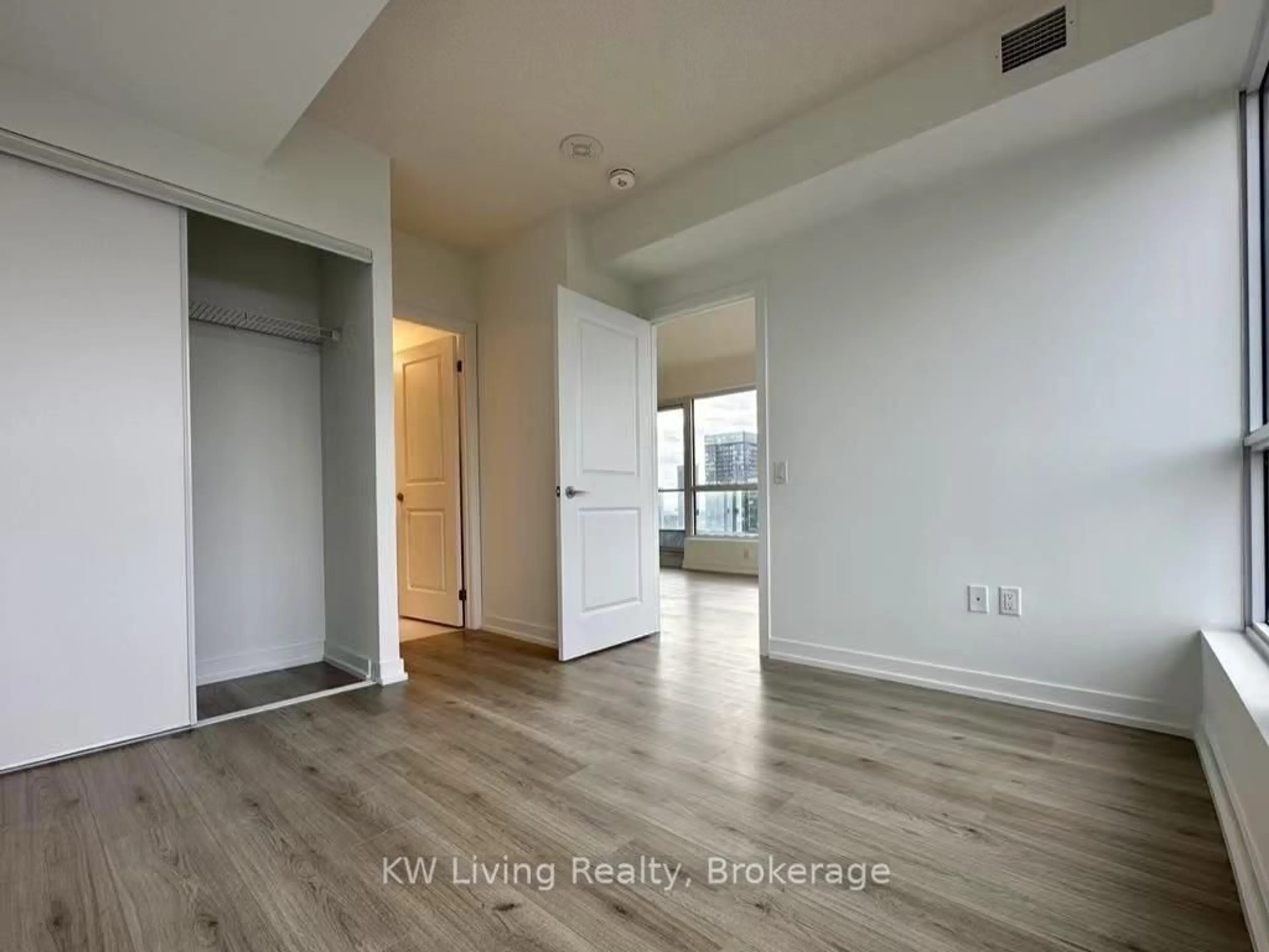 A pic of a room for 395 Bloor St #4004, Toronto Ontario M4W 0B4