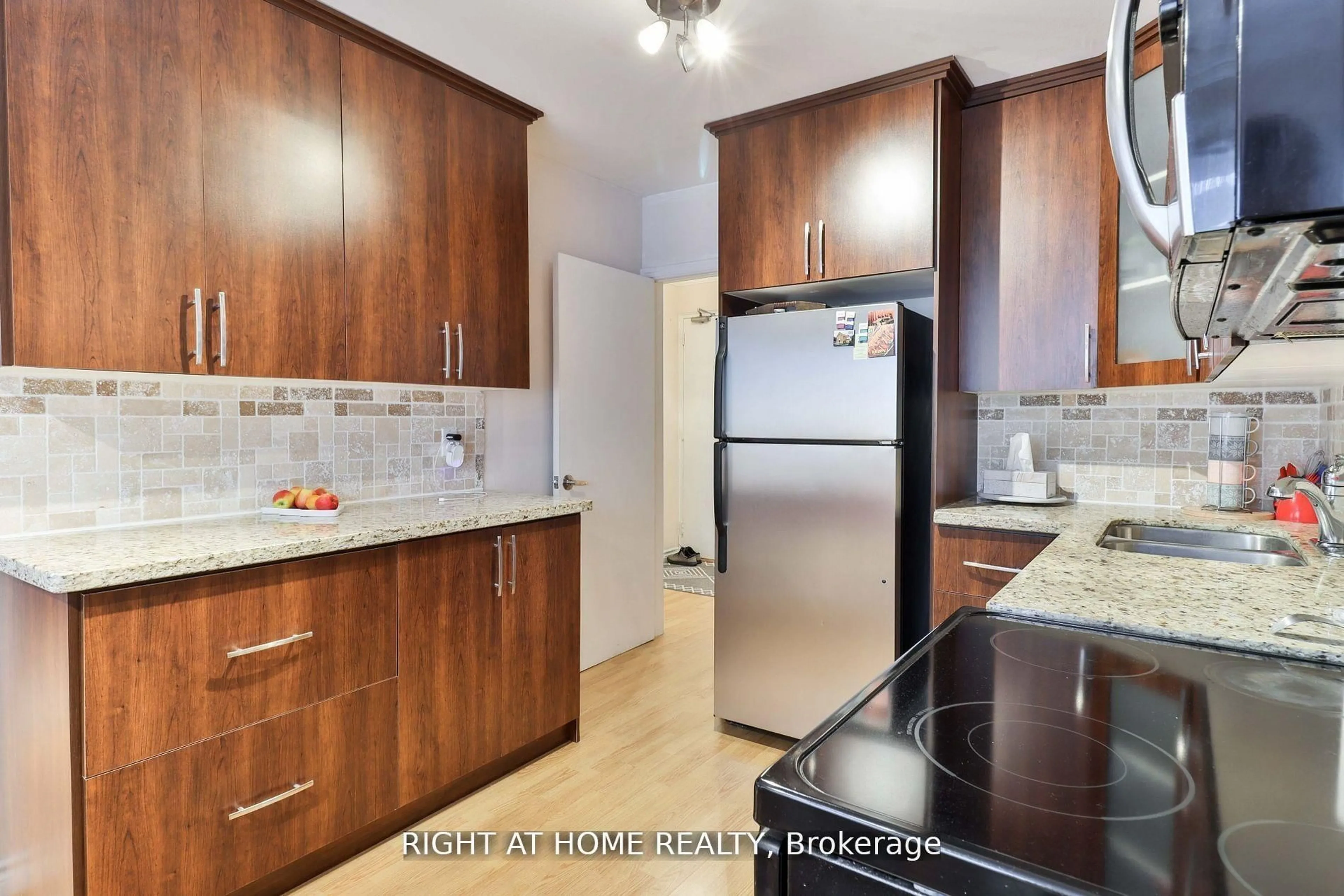 Standard kitchen, wood/laminate floor for 50 Three Valleys Dr #12, Toronto Ontario M3A 3B5