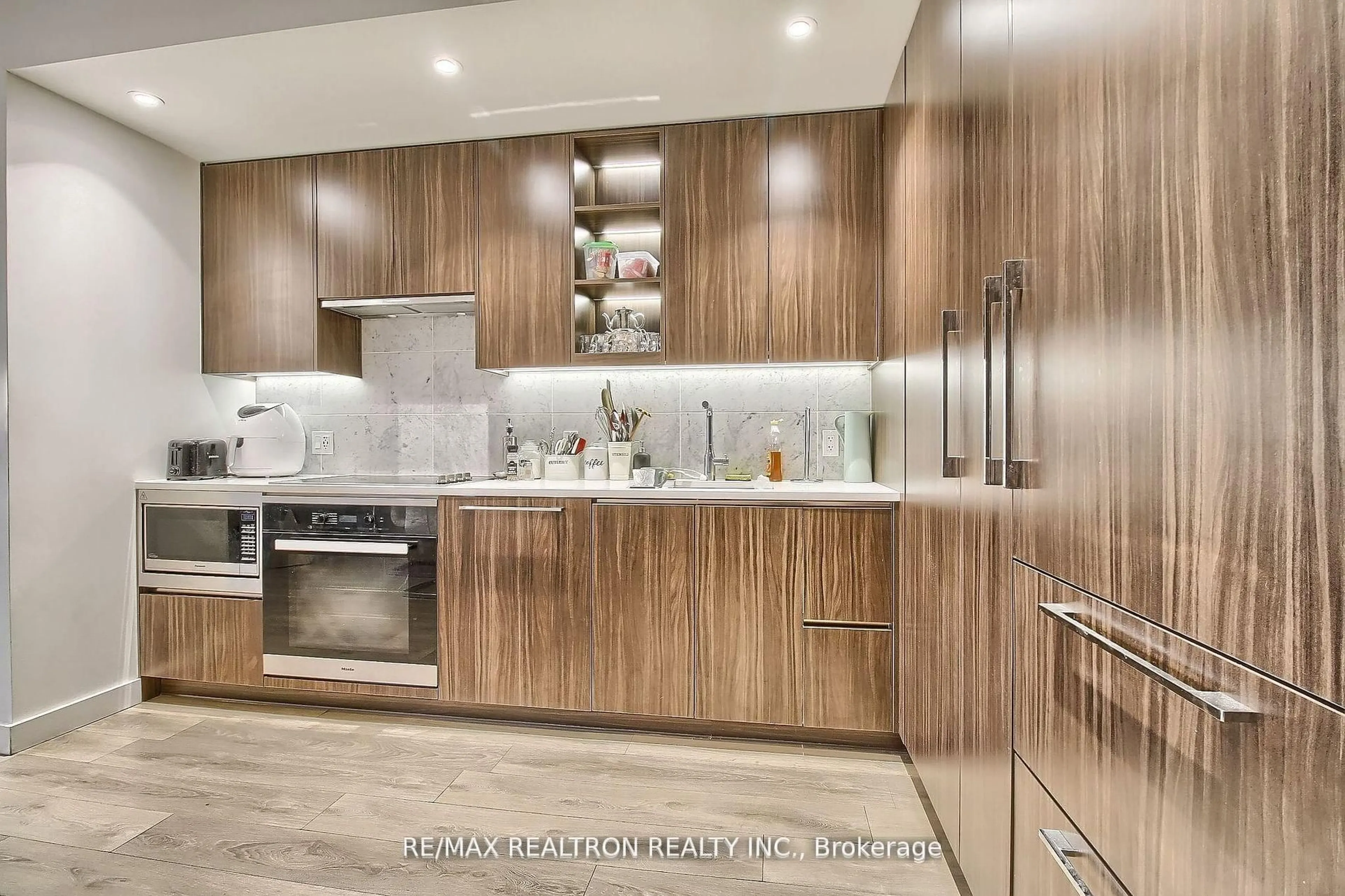 Contemporary kitchen, wood/laminate floor for 95 McMahon Dr #3108, Toronto Ontario M2K 0H2