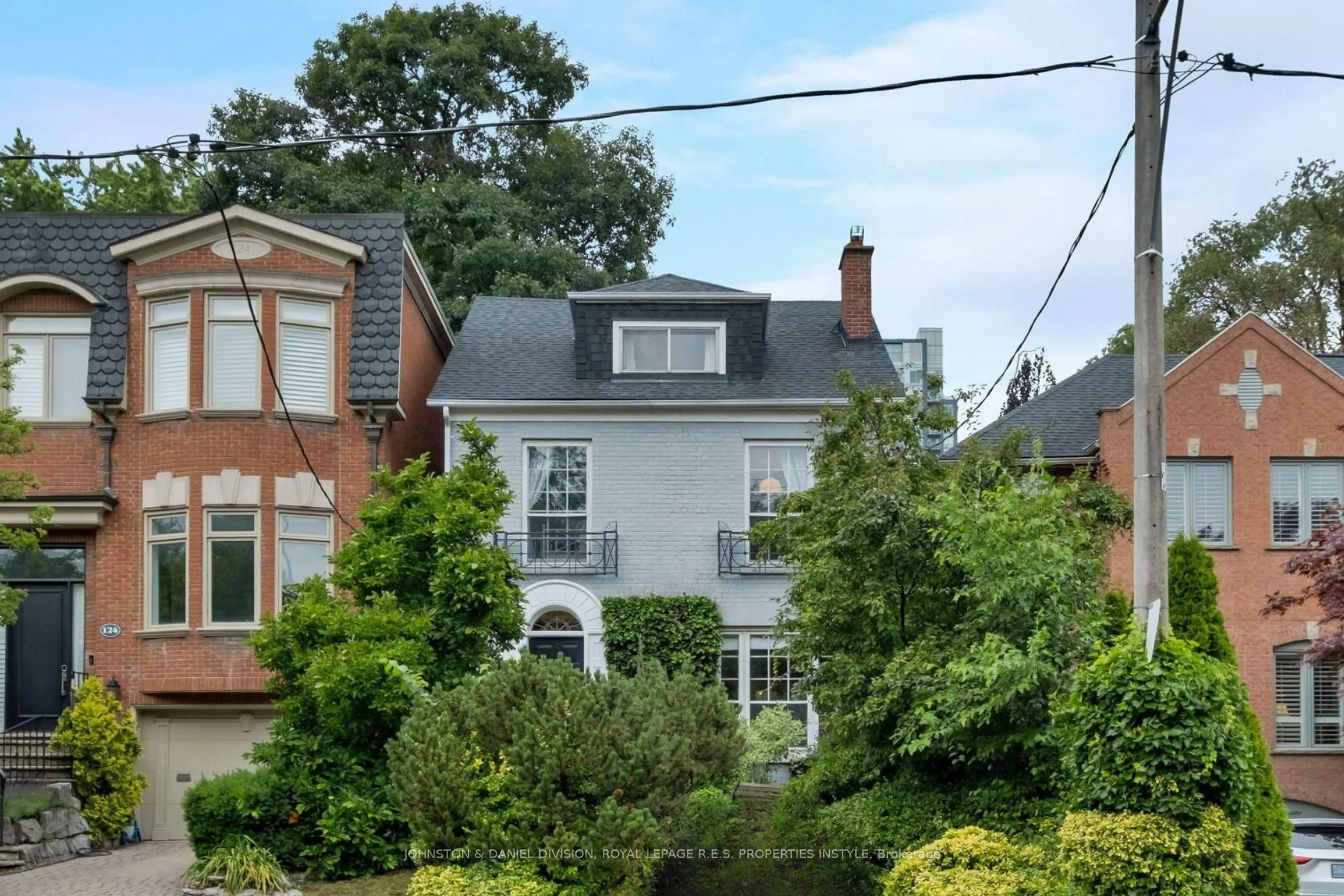 Home with brick exterior material, street for 122 Farnham Ave, Toronto Ontario M4V 1H4