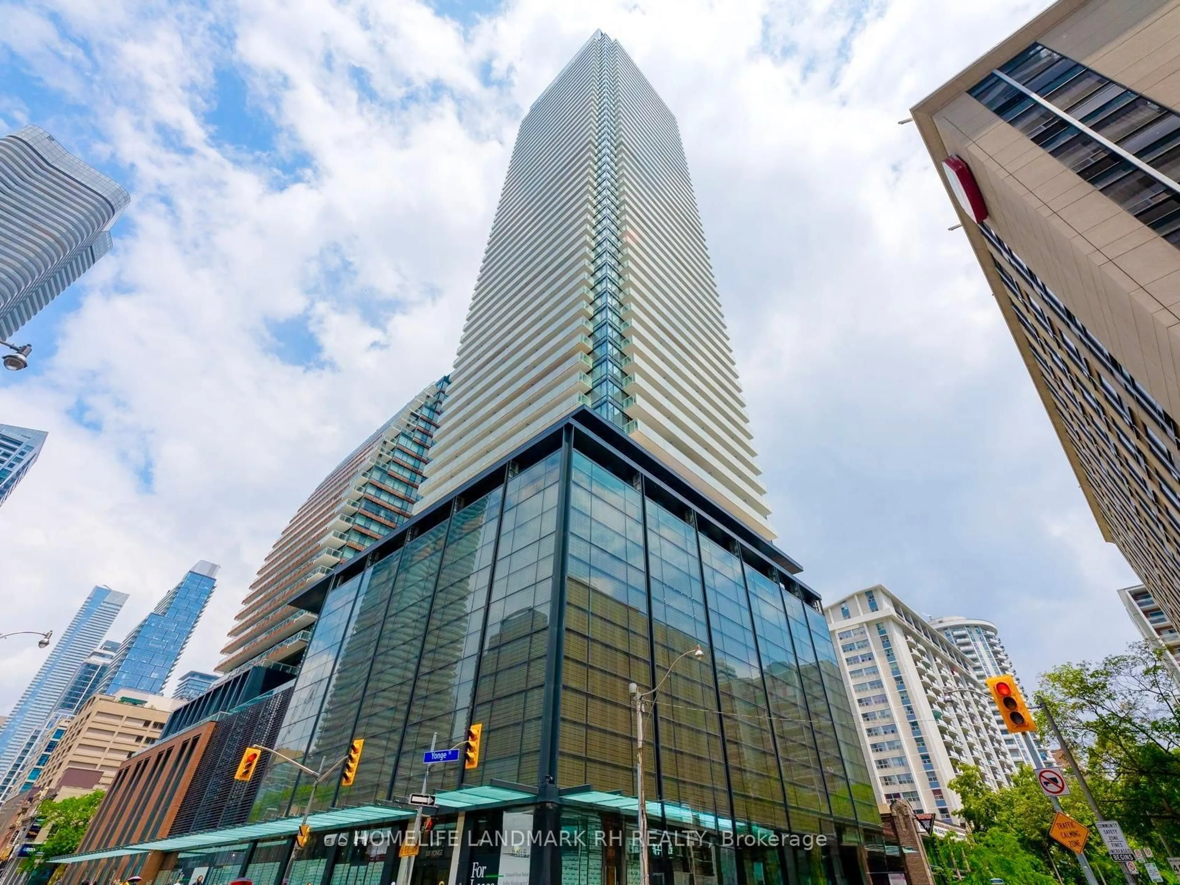 Indoor foyer for 501 Yonge St #3808, Toronto Ontario M4Y 0G8