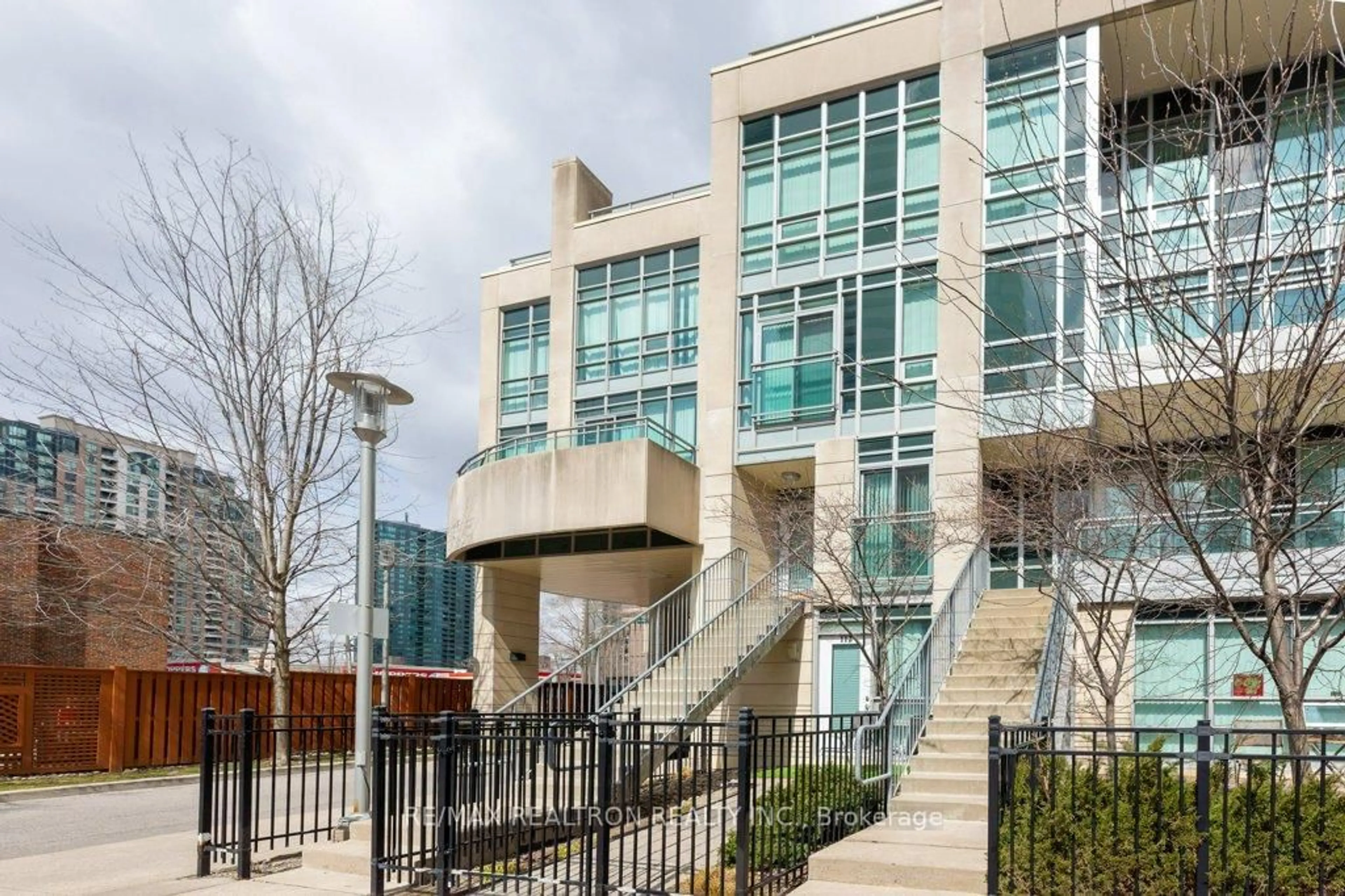 Indoor foyer for 21 Olive Ave #221, Toronto Ontario M2N 4N4