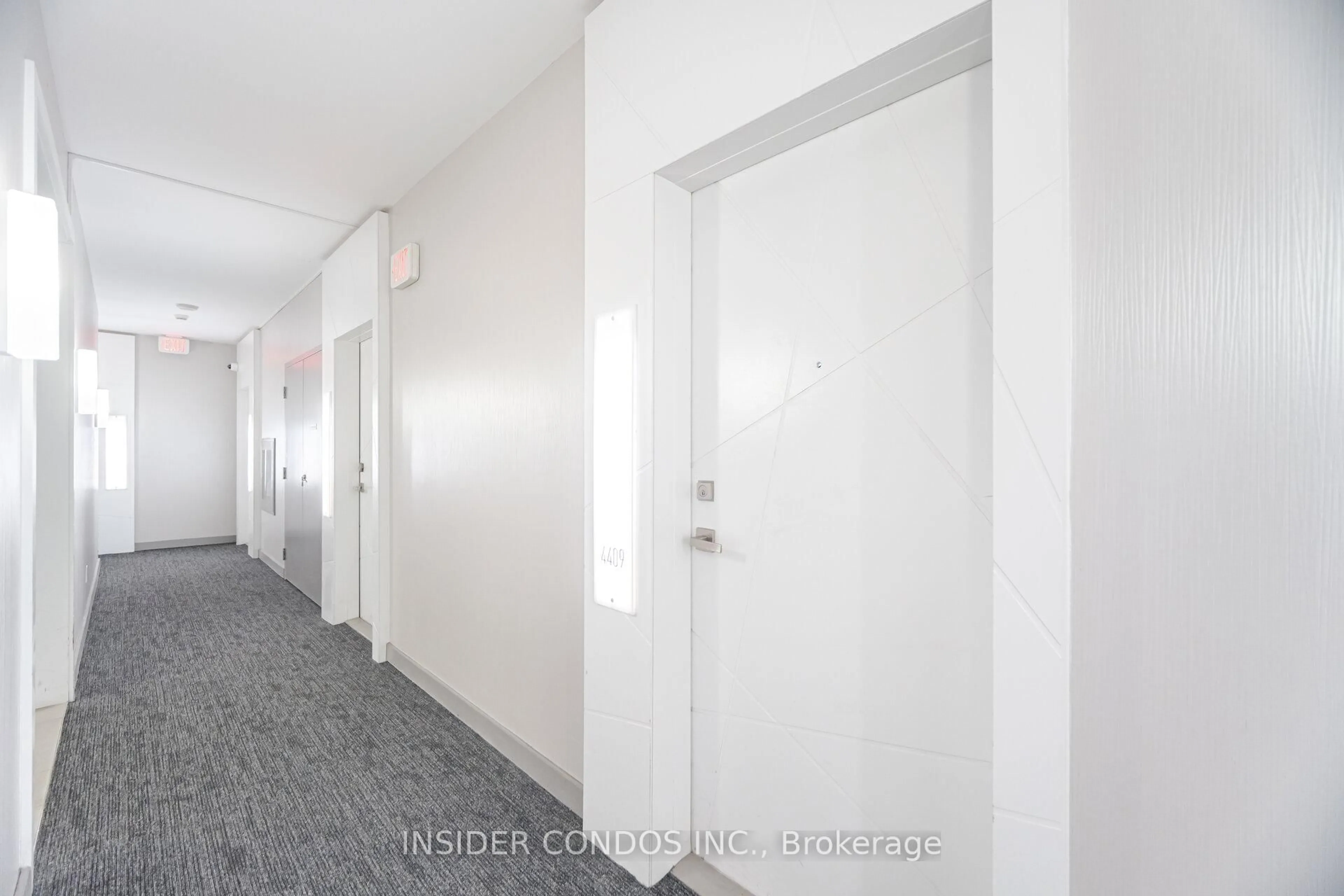 Indoor foyer for 12 York St #4409, Toronto Ontario M5J 0A9