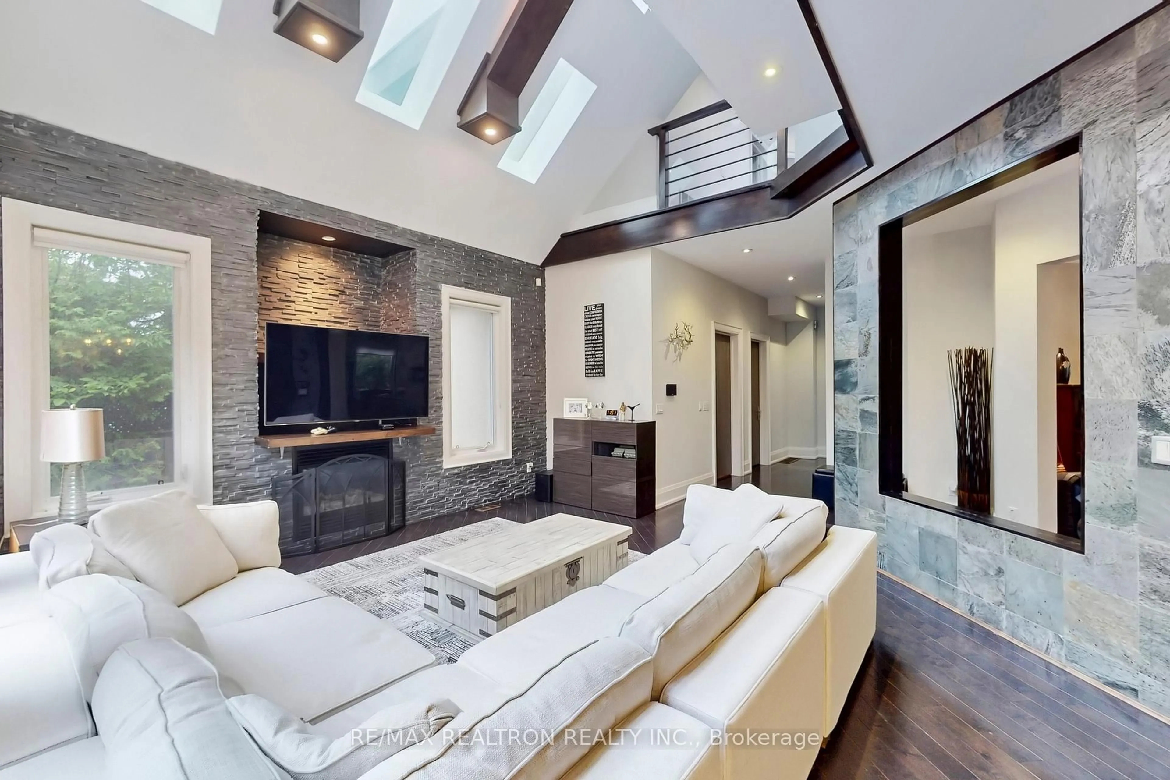 Living room with furniture, unknown for 44 Tefley Rd, Toronto Ontario M2M 1C7
