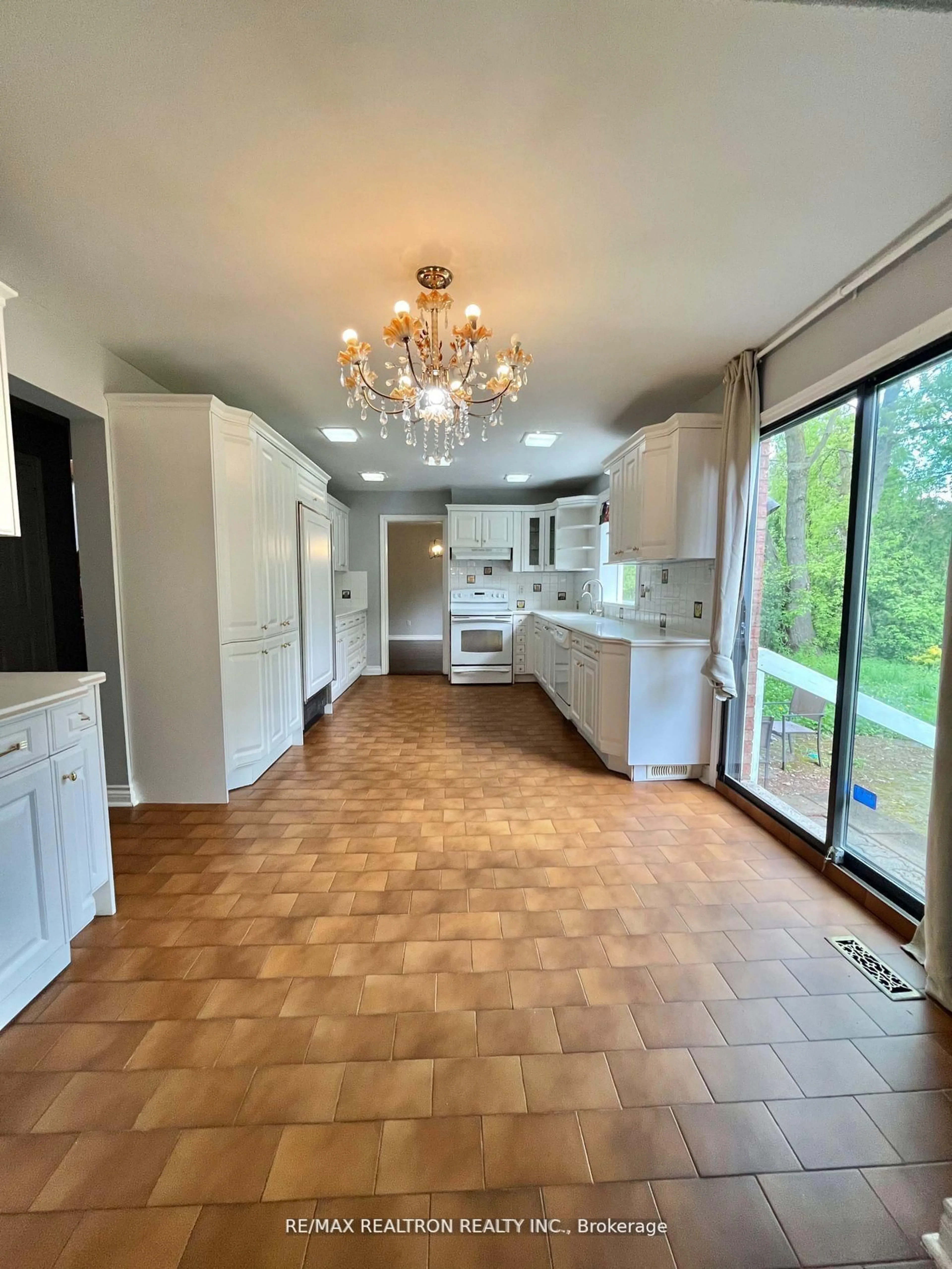 Open concept kitchen, ceramic/tile floor for 23 Lawnview Dr, Toronto Ontario M2N 5J9