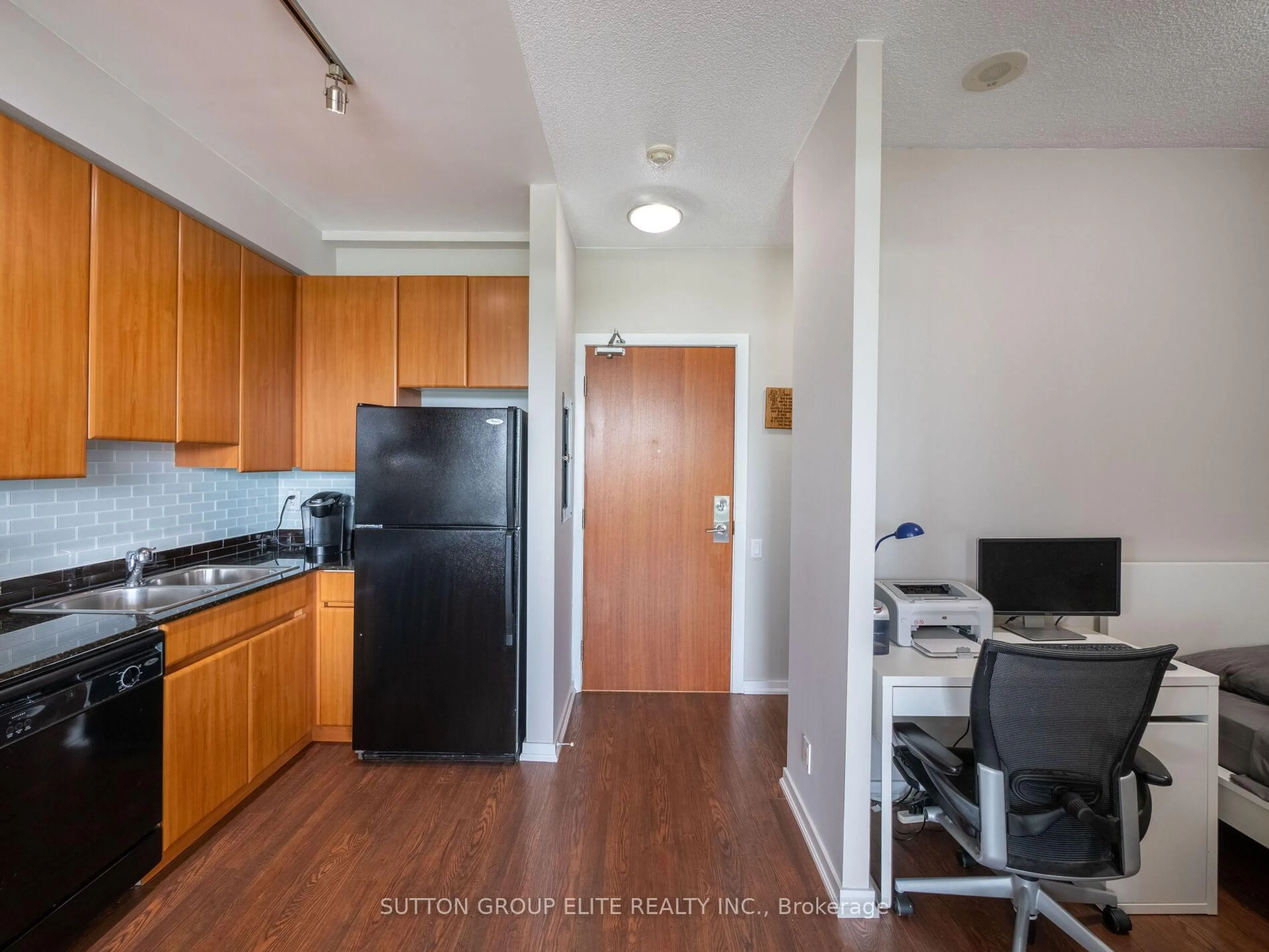 Standard kitchen, unknown for 30 Canterbury Pl #515, Toronto Ontario M2N 0B9