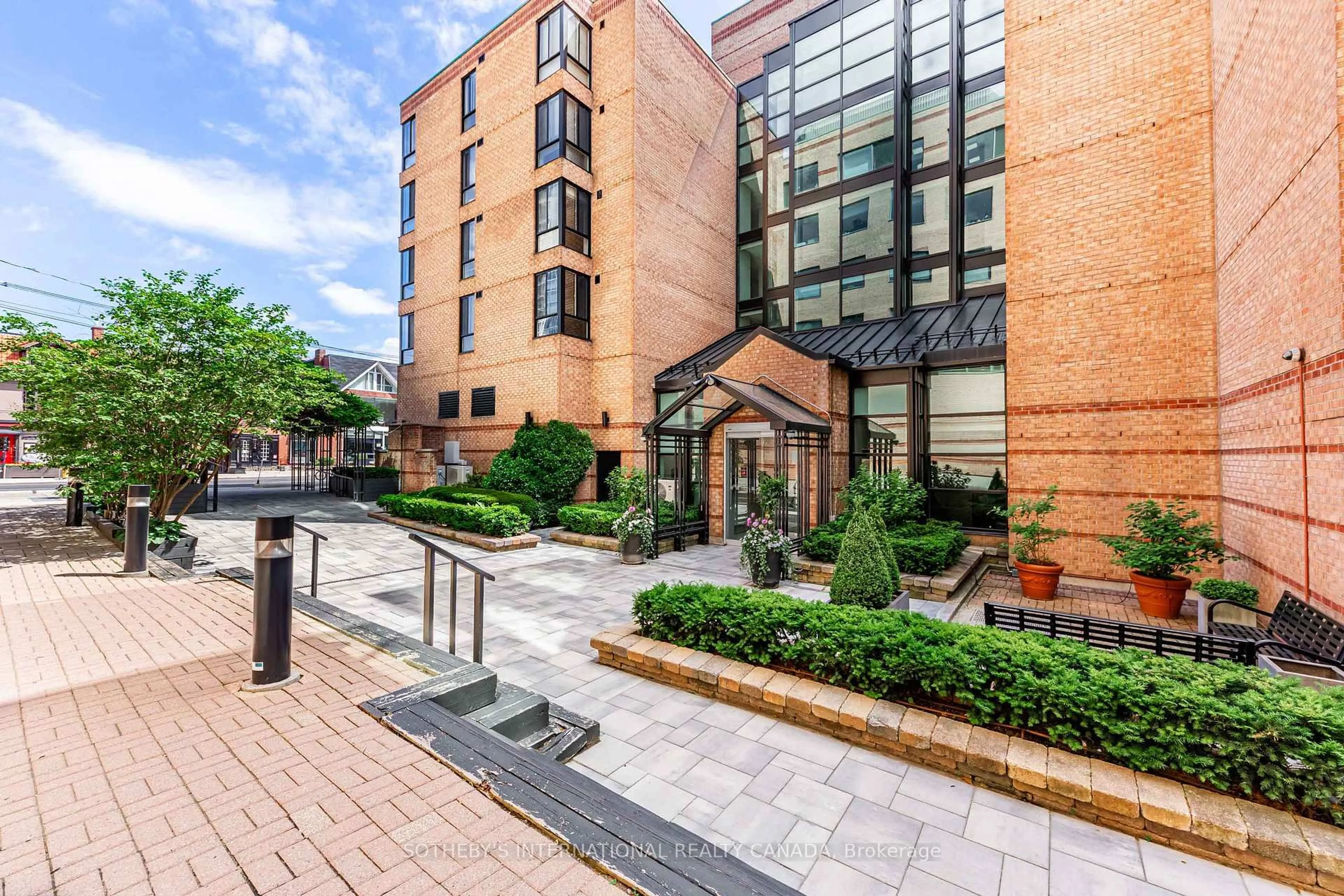 Patio, building for 225 Davenport Rd #408, Toronto Ontario M5R 3R2