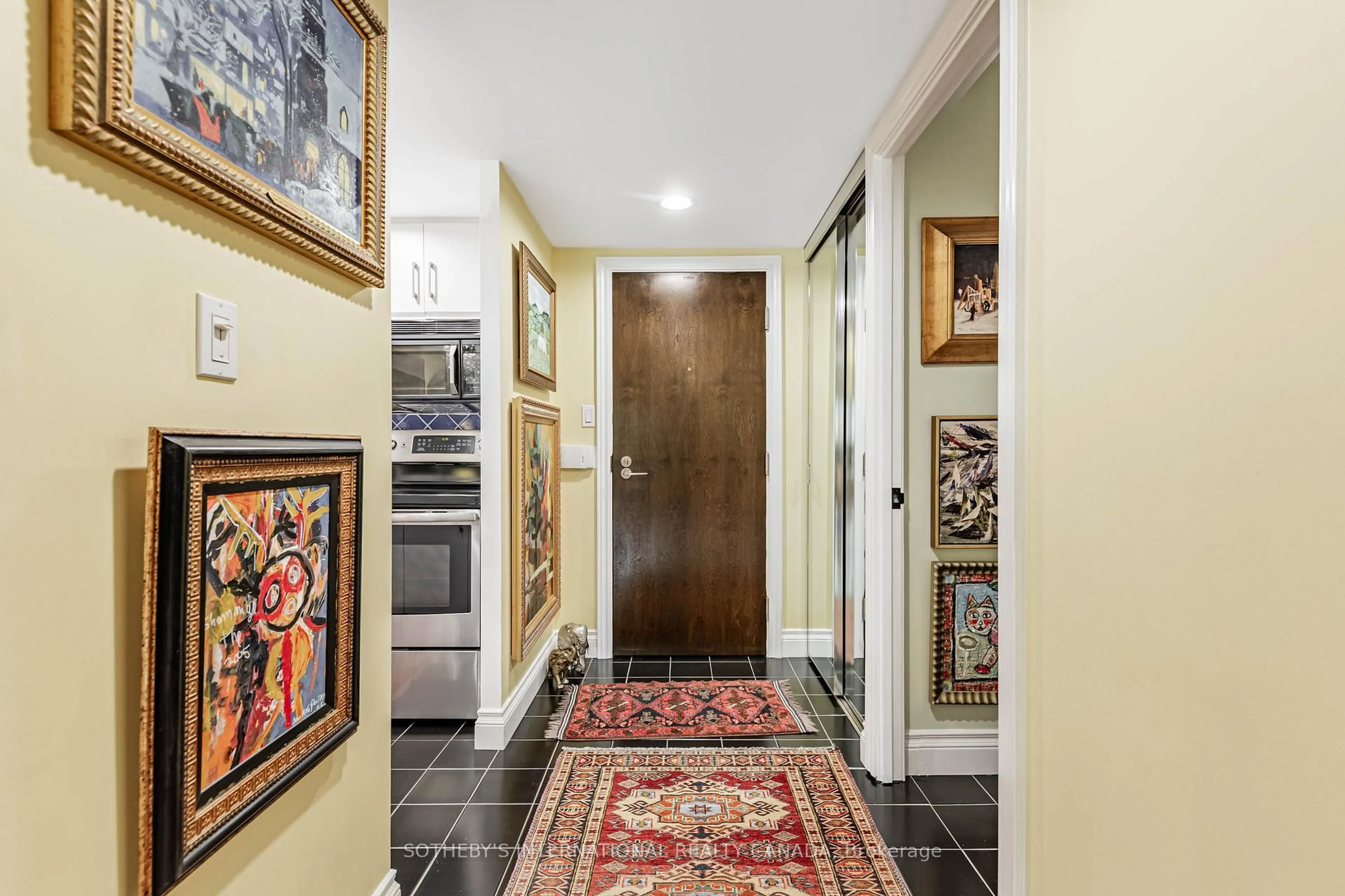 Indoor entryway for 225 Davenport Rd #408, Toronto Ontario M5R 3R2