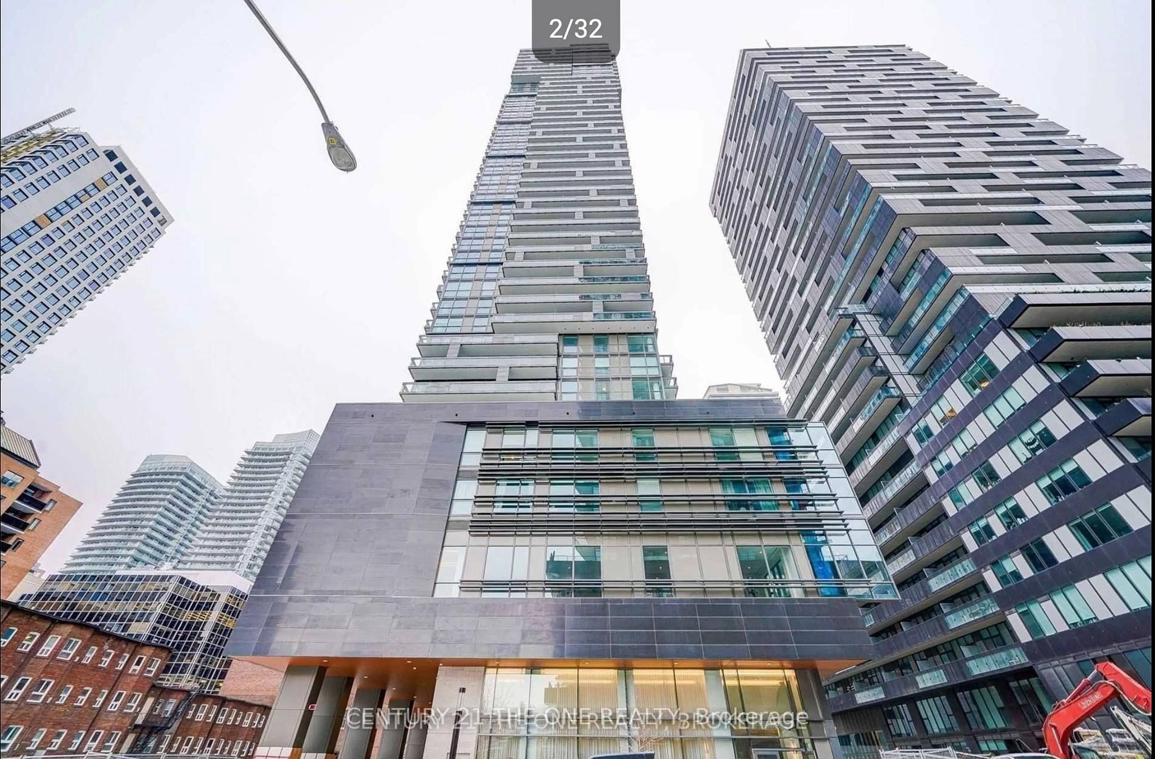 Indoor foyer for 39 Roehampton Ave #4110, Toronto Ontario M4P 0G1