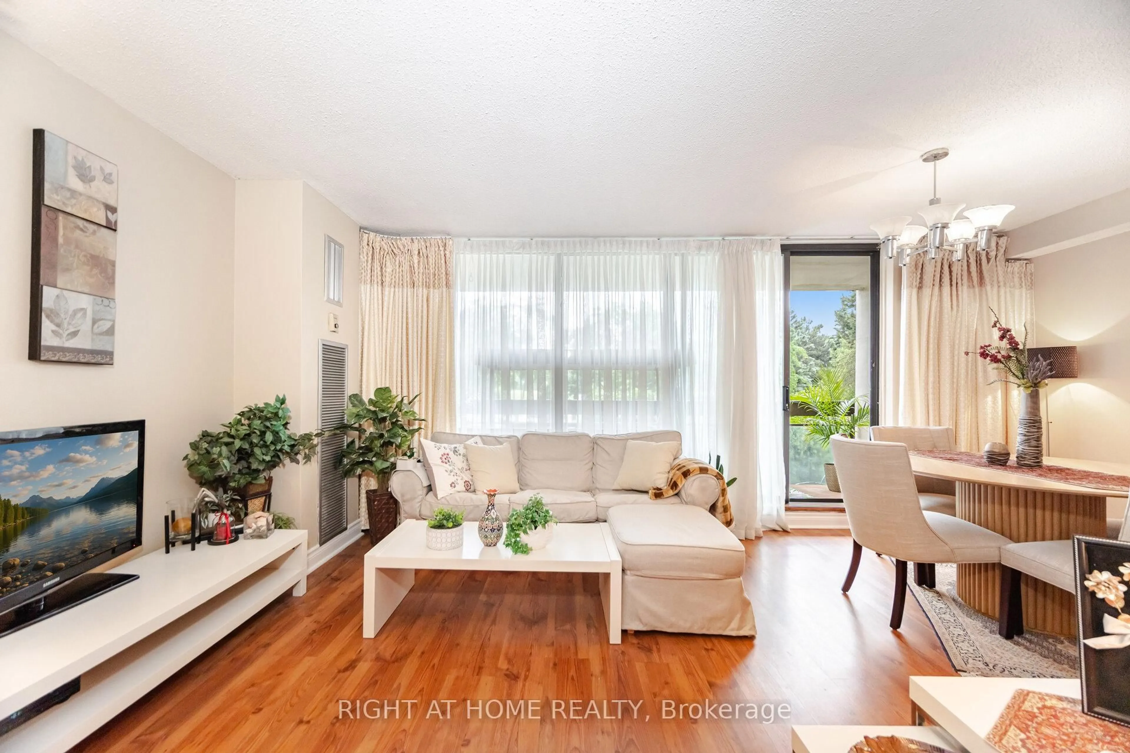 Living room with furniture, wood/laminate floor for 260 Seneca Hill Dr #210, Toronto Ontario M2J 4S6