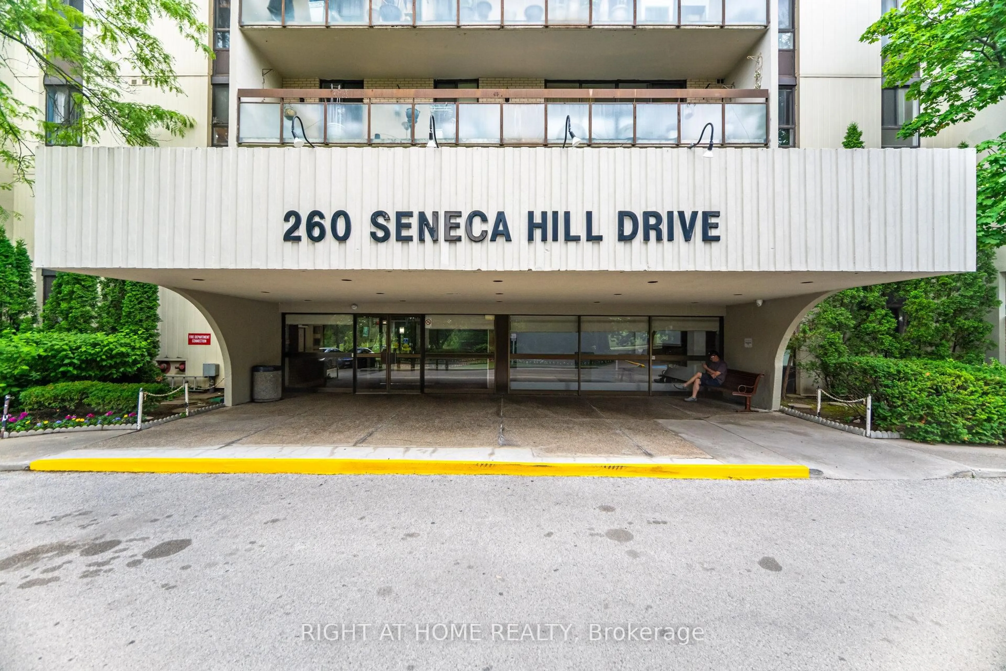 Indoor foyer for 260 Seneca Hill Dr #210, Toronto Ontario M2J 4S6