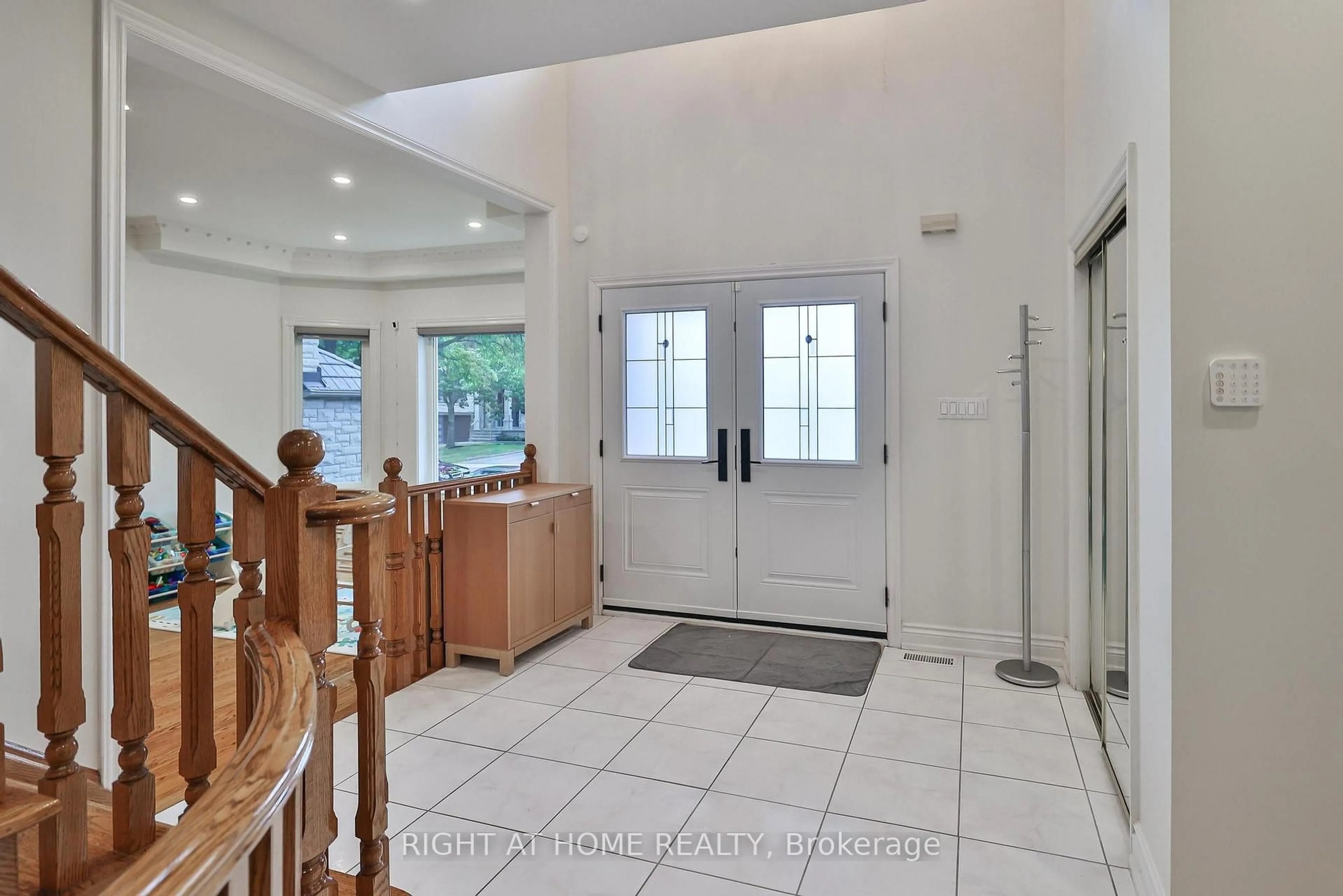 Indoor foyer for 58 Yorkview Dr, Toronto Ontario M2R 1J8