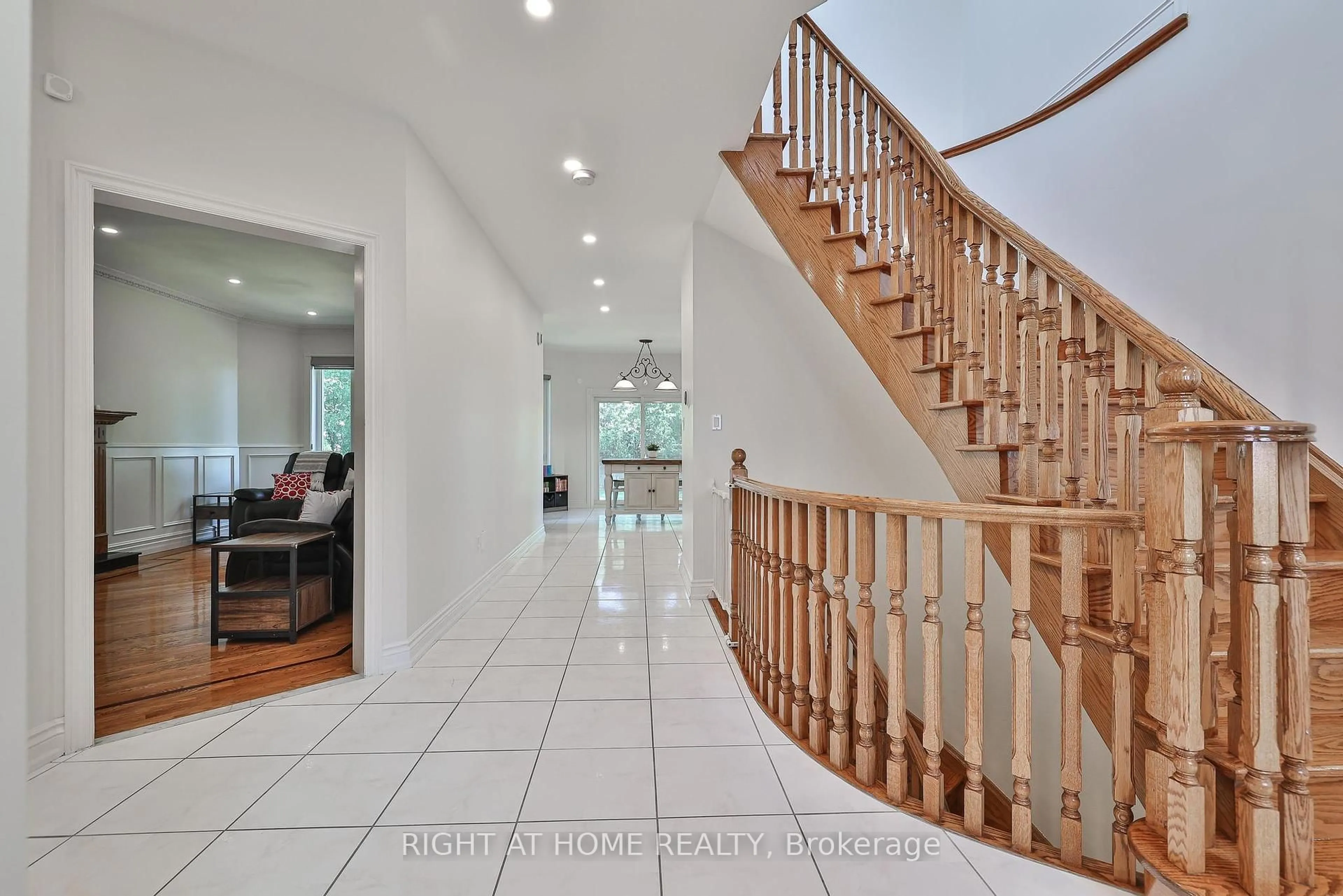 Indoor foyer for 58 Yorkview Dr, Toronto Ontario M2R 1J8