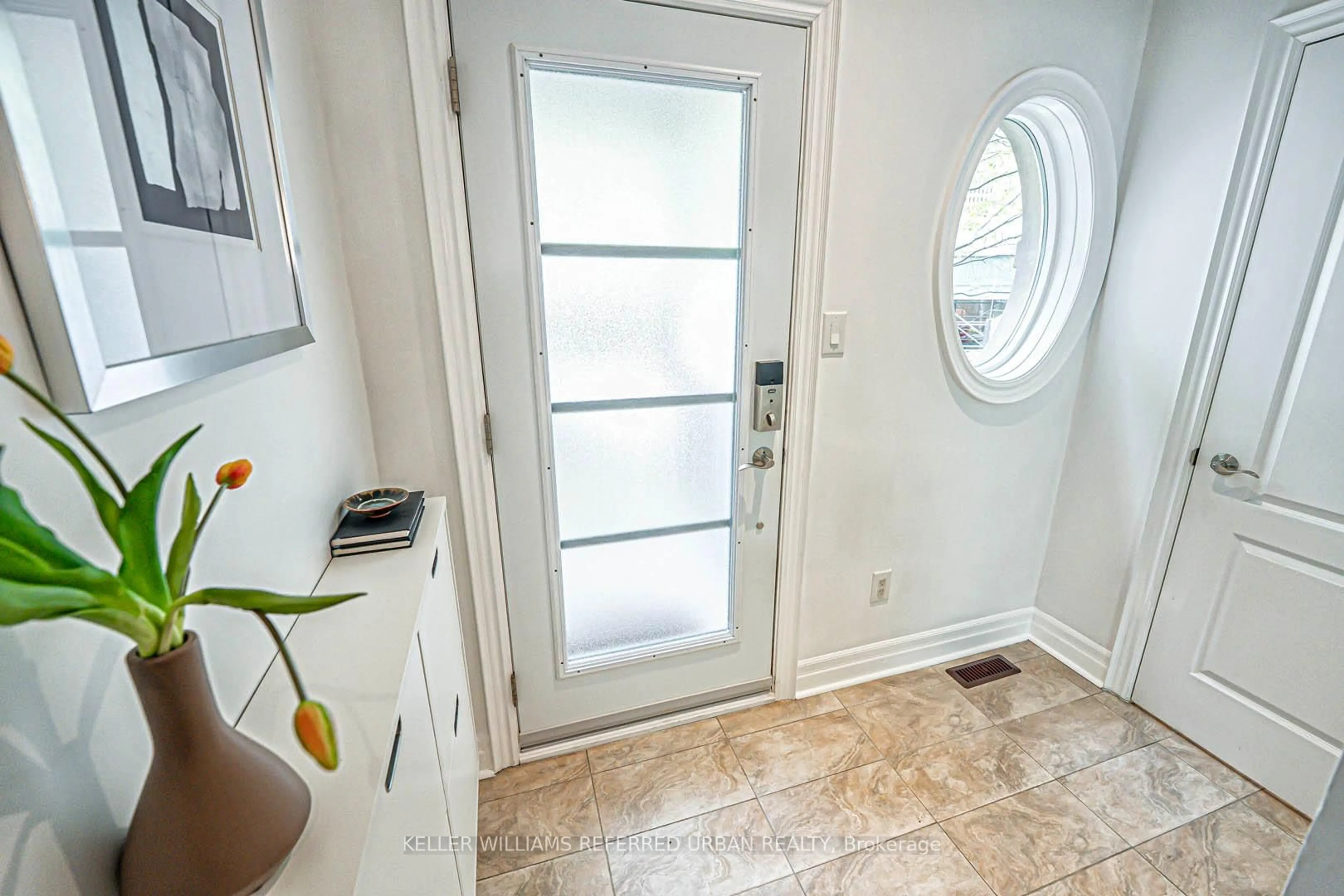 Indoor entryway for 67 Pleasant Blvd, Toronto Ontario M4T 1K2