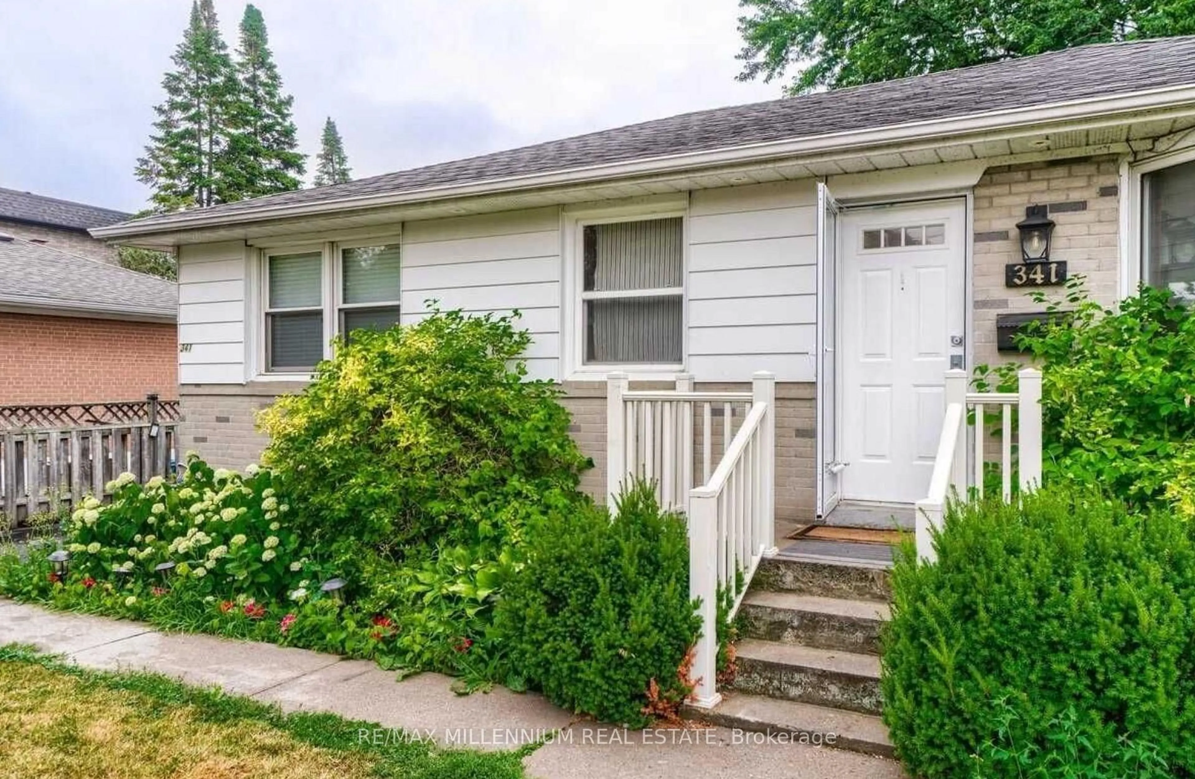 Home with vinyl exterior material, street for 341 Moore Park Ave, Toronto Ontario M2R 2R5