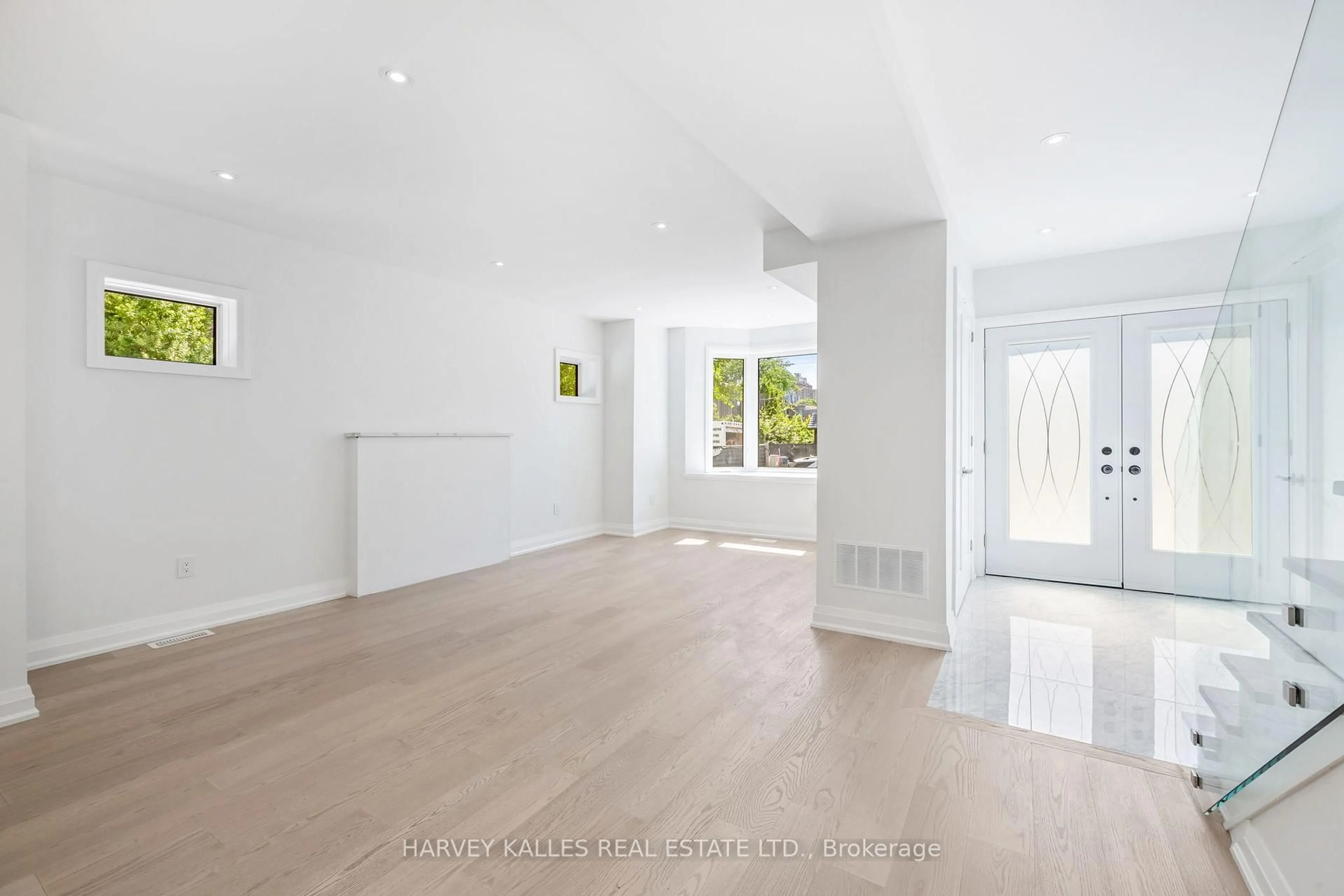 Indoor foyer for 101 Clifton Rd, Toronto Ontario M4T 2G3