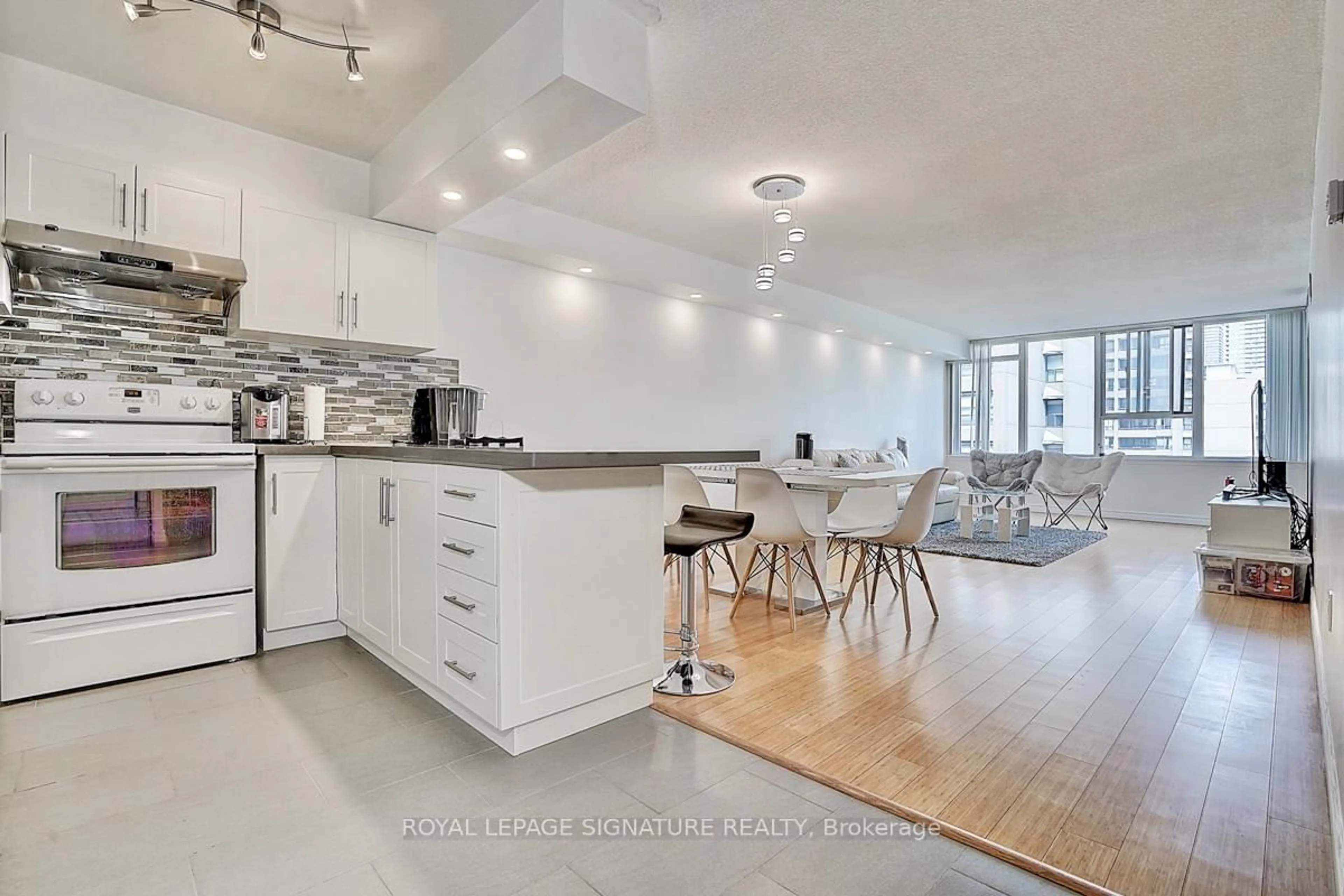 Open concept kitchen, ceramic/tile floor for 45 Carlton St #1209, Toronto Ontario M5B 2H9