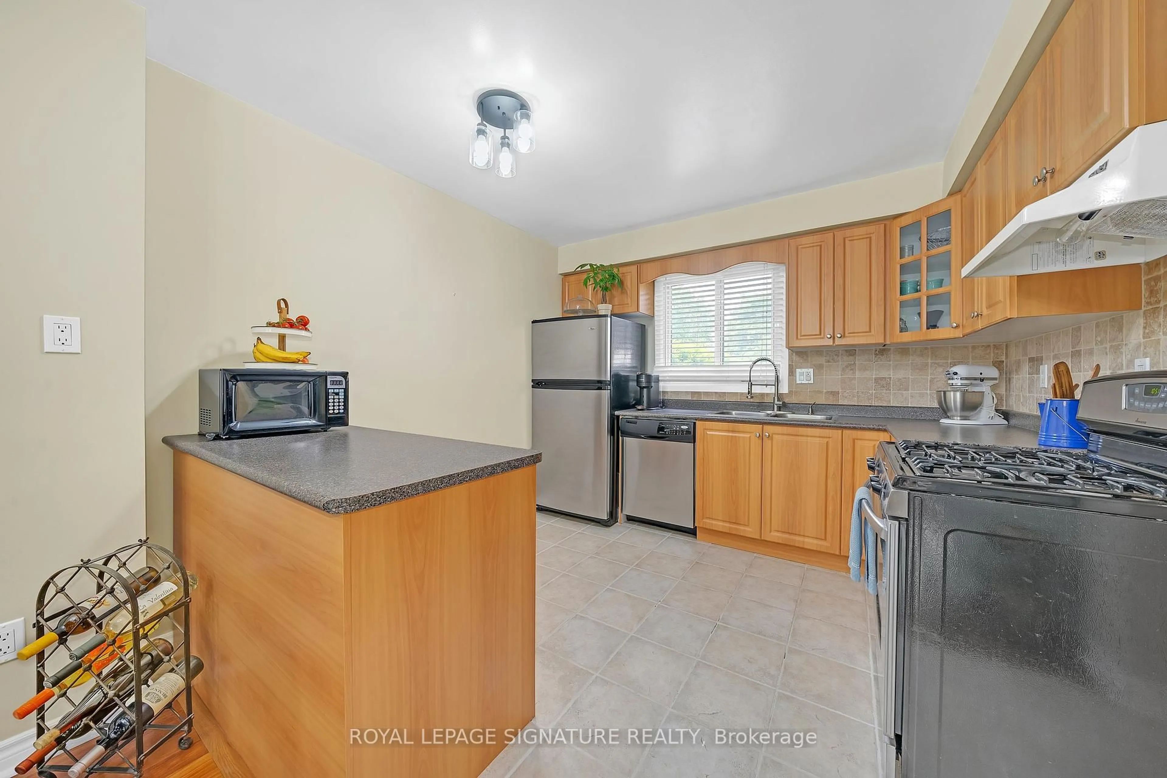Standard kitchen, ceramic/tile floor for 5 Early Apple Way, Toronto Ontario M3A 3N4