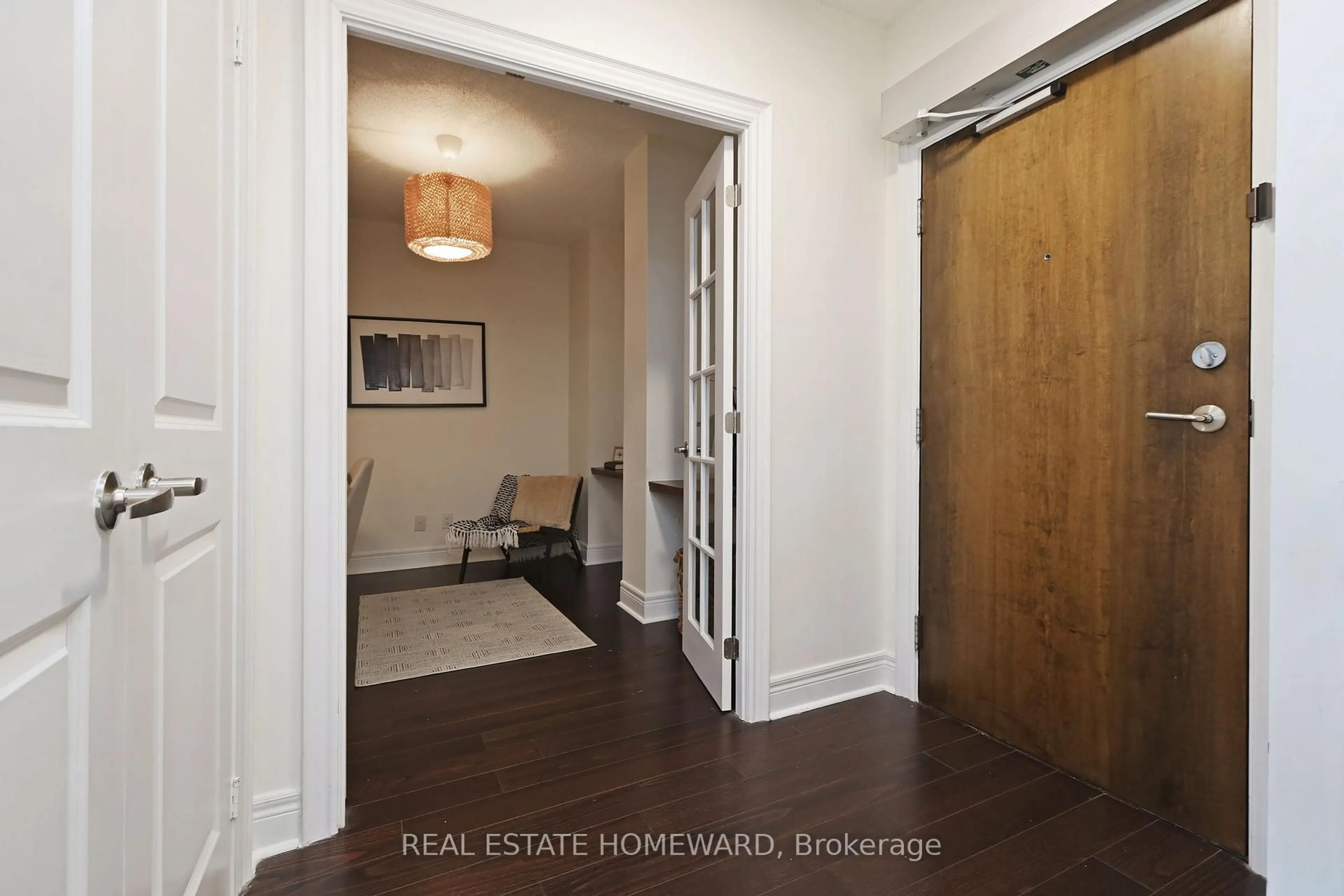Indoor entryway for 701 Sheppard Ave #302, Toronto Ontario M3H 0B2