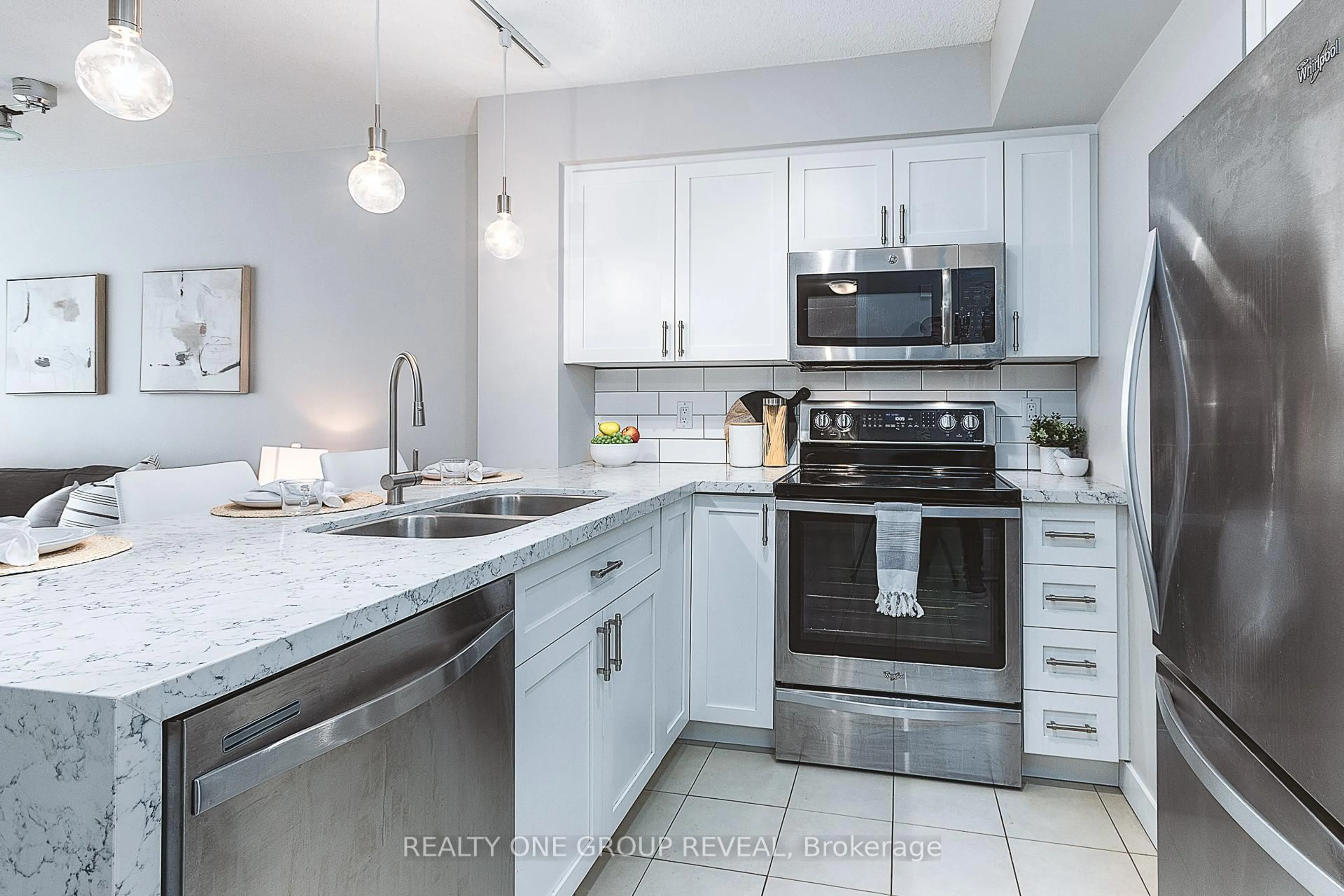 Open concept kitchen, ceramic/tile floor for 373 Front St #1101, Toronto Ontario M5V 3R7