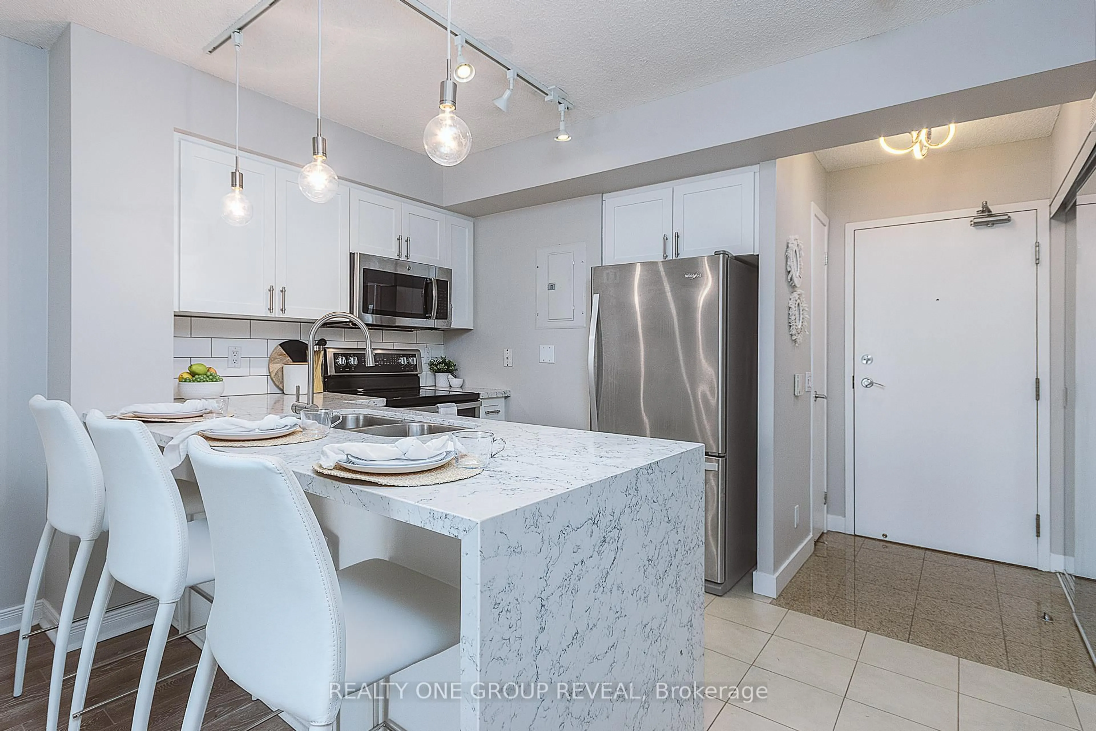 Open concept kitchen, ceramic/tile floor for 373 Front St #1101, Toronto Ontario M5V 3R7