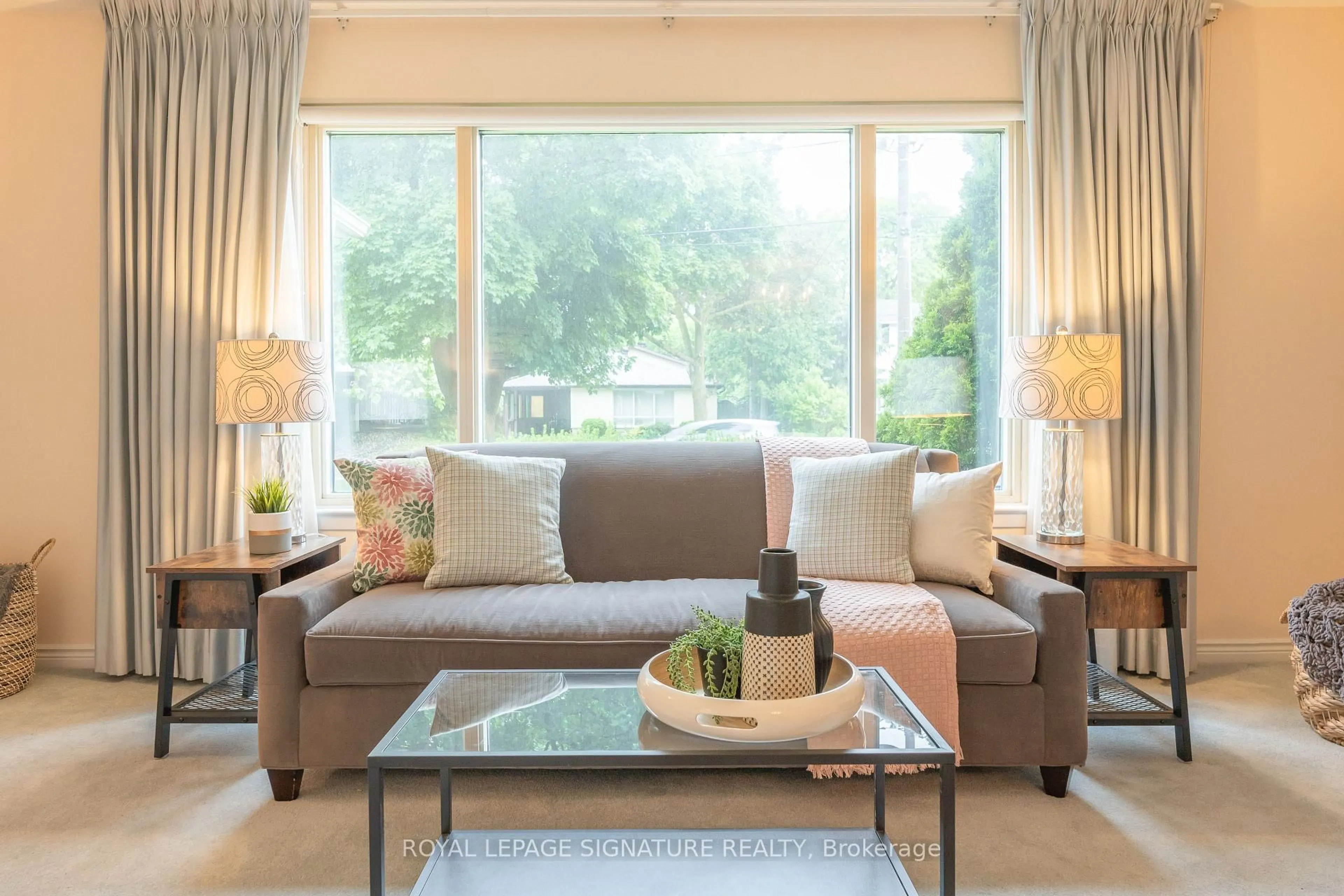 Living room with furniture, unknown for 30 Marowyne Dr, Toronto Ontario M2J 2A4