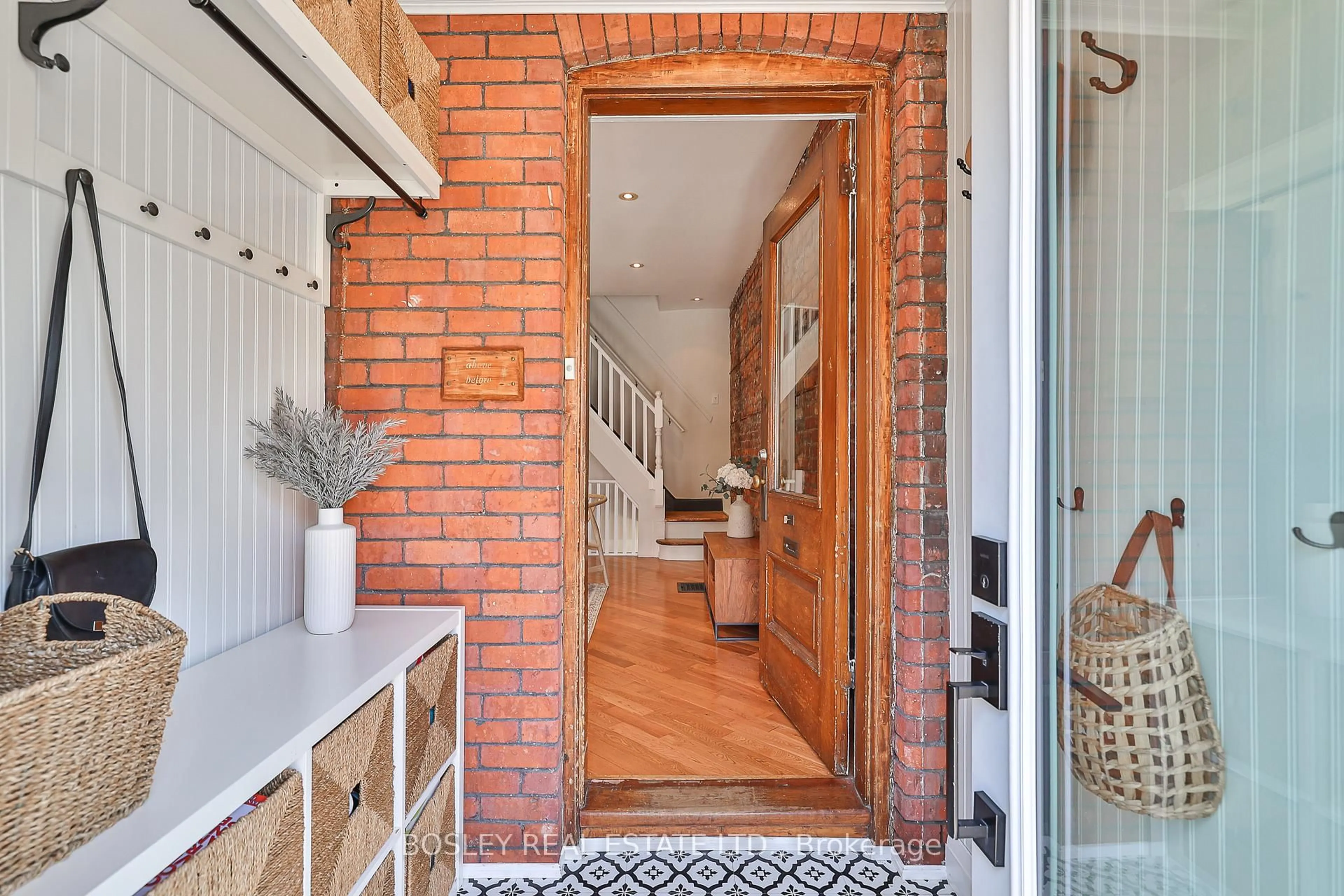 Indoor entryway for 137 Wolseley St, Toronto Ontario M6J 1K3