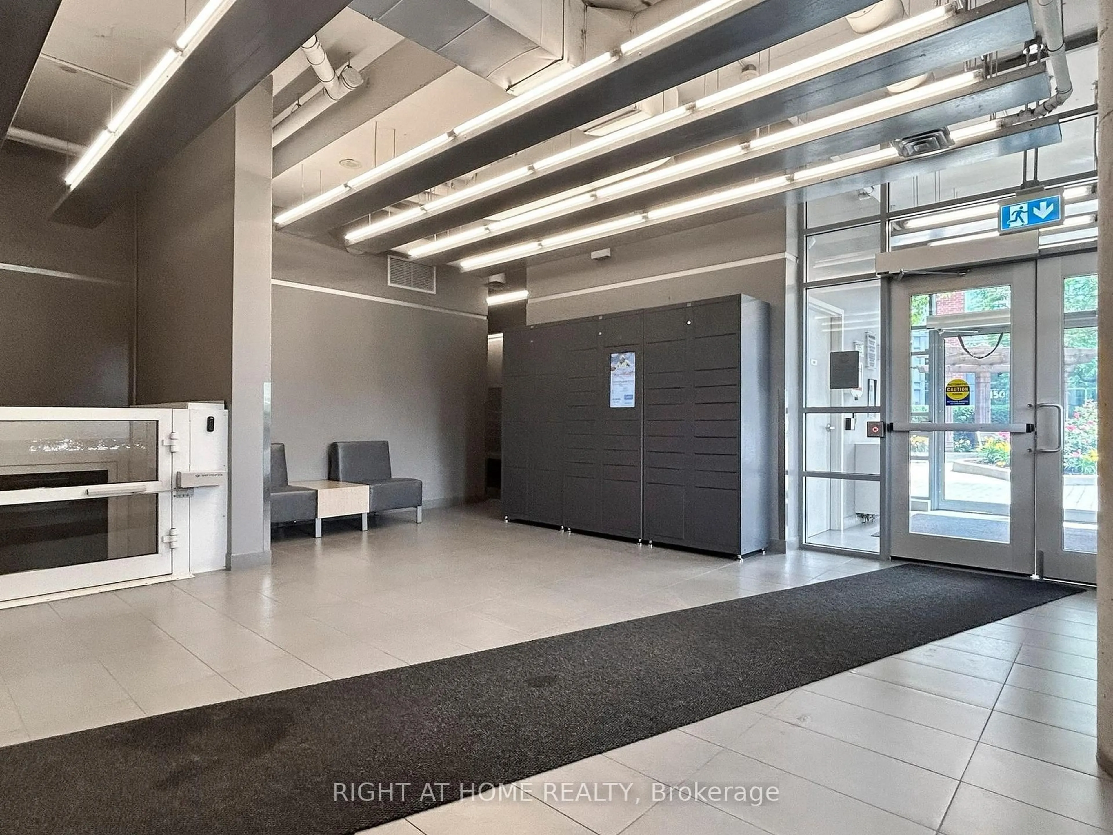 Indoor foyer for 170 Sudbury St #415, Toronto Ontario M6J 0A1