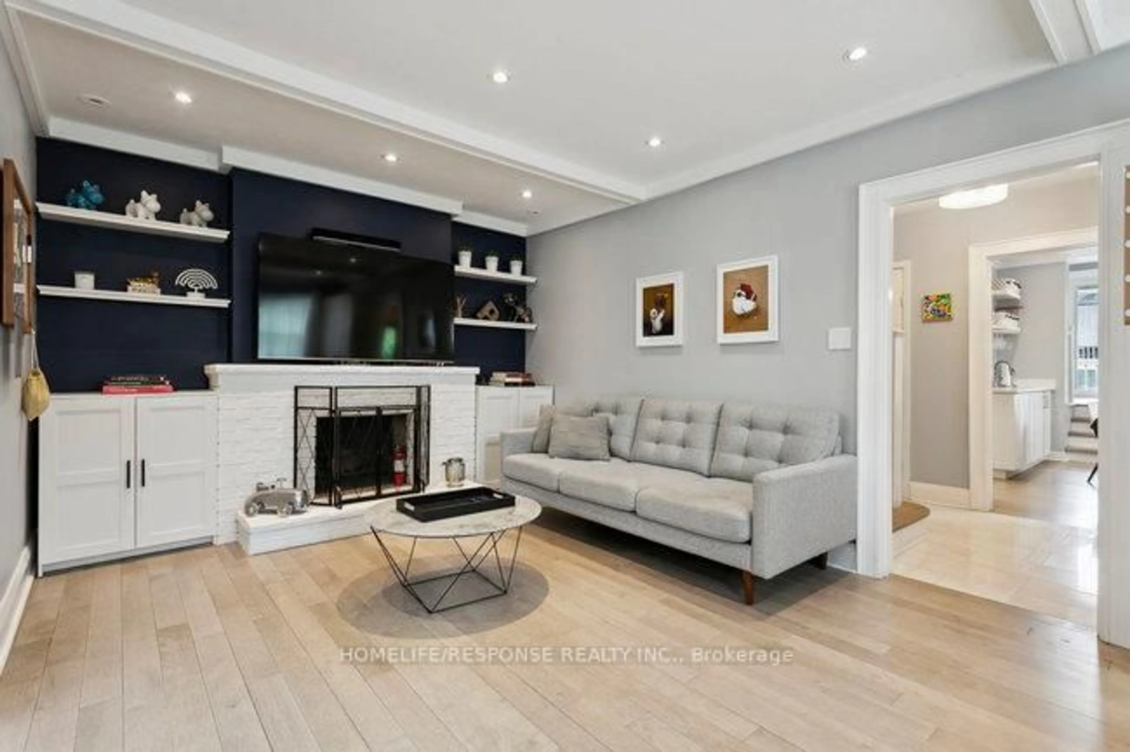 Living room with furniture, wood/laminate floor for 62 LAWRENCE Ave, Toronto Ontario M5M 1A5