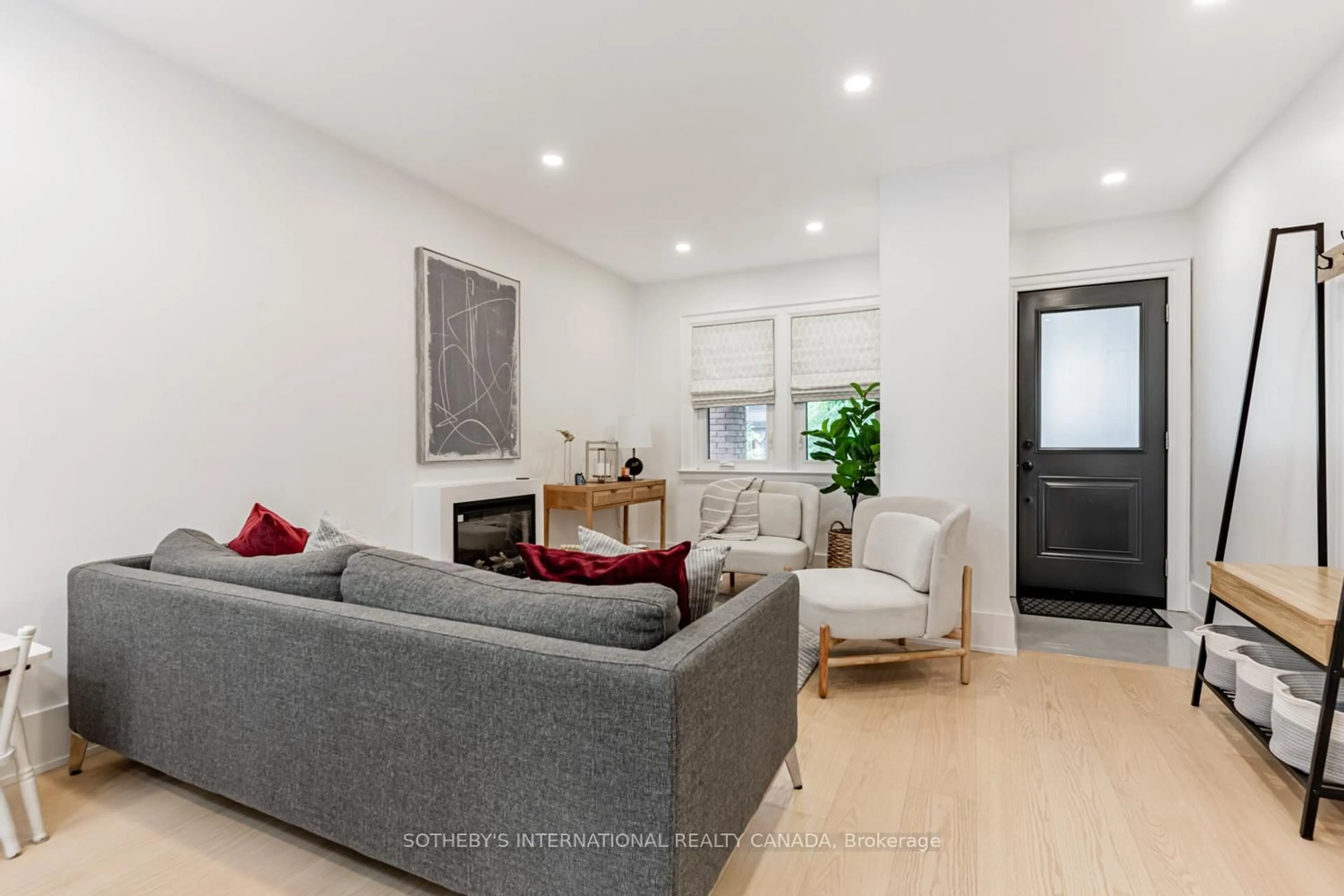 Living room with furniture, wood/laminate floor for 21 McCord Rd, Toronto Ontario M4S 2T7