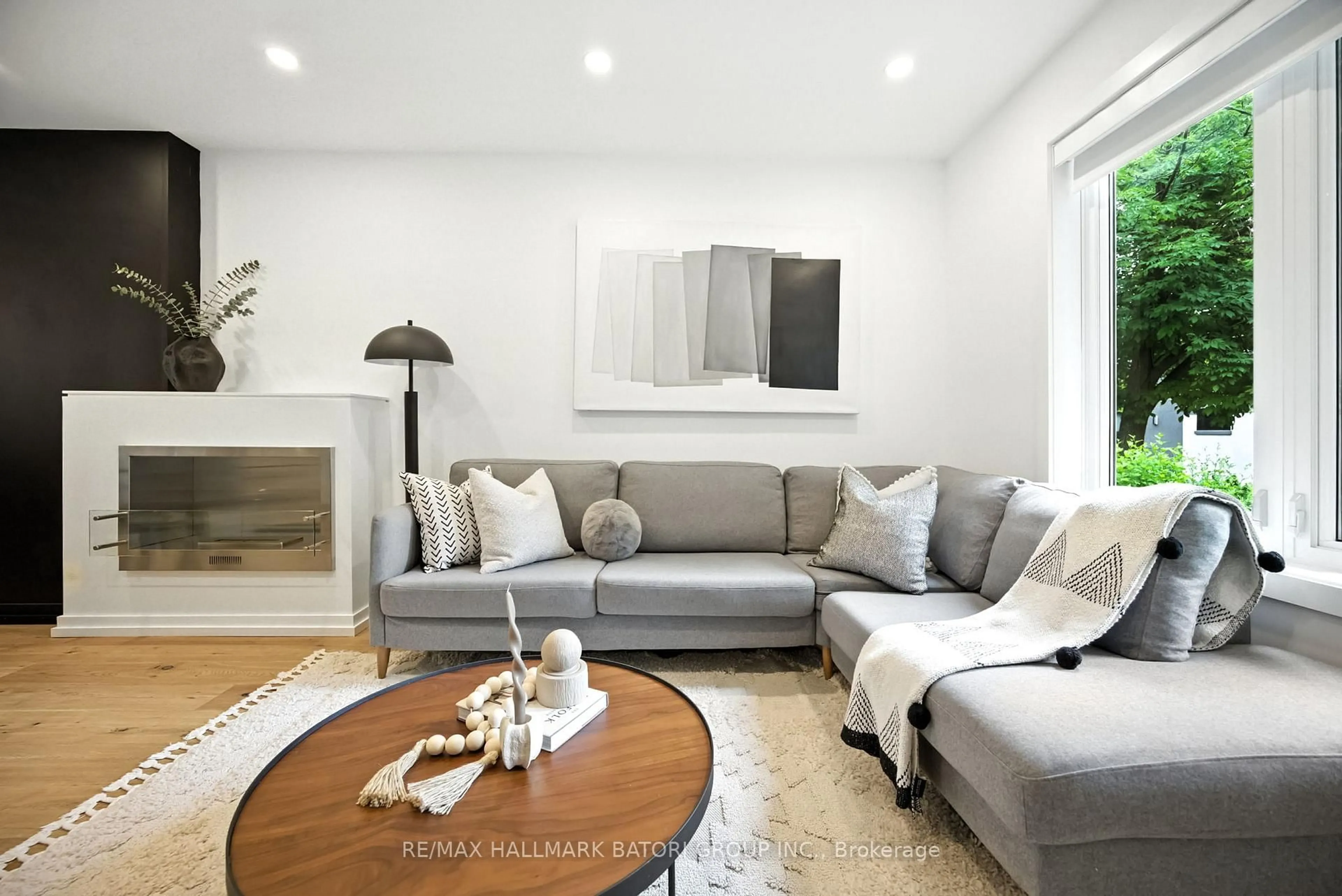 Living room with furniture, unknown for 276 Roselawn Ave, Toronto Ontario M4R 1E9