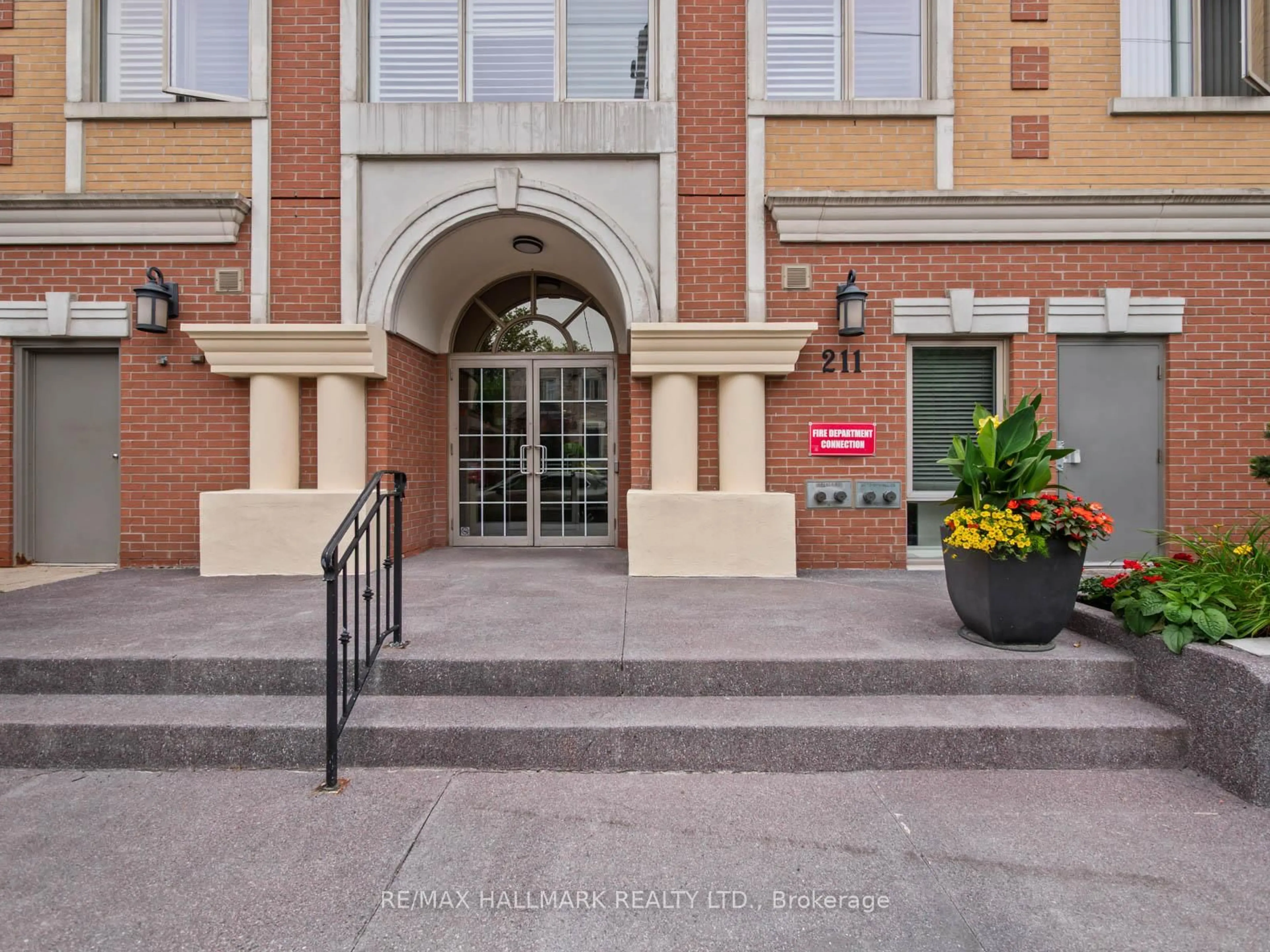 Indoor foyer for 211 Randolph Rd #413, Toronto Ontario M4G 4H1