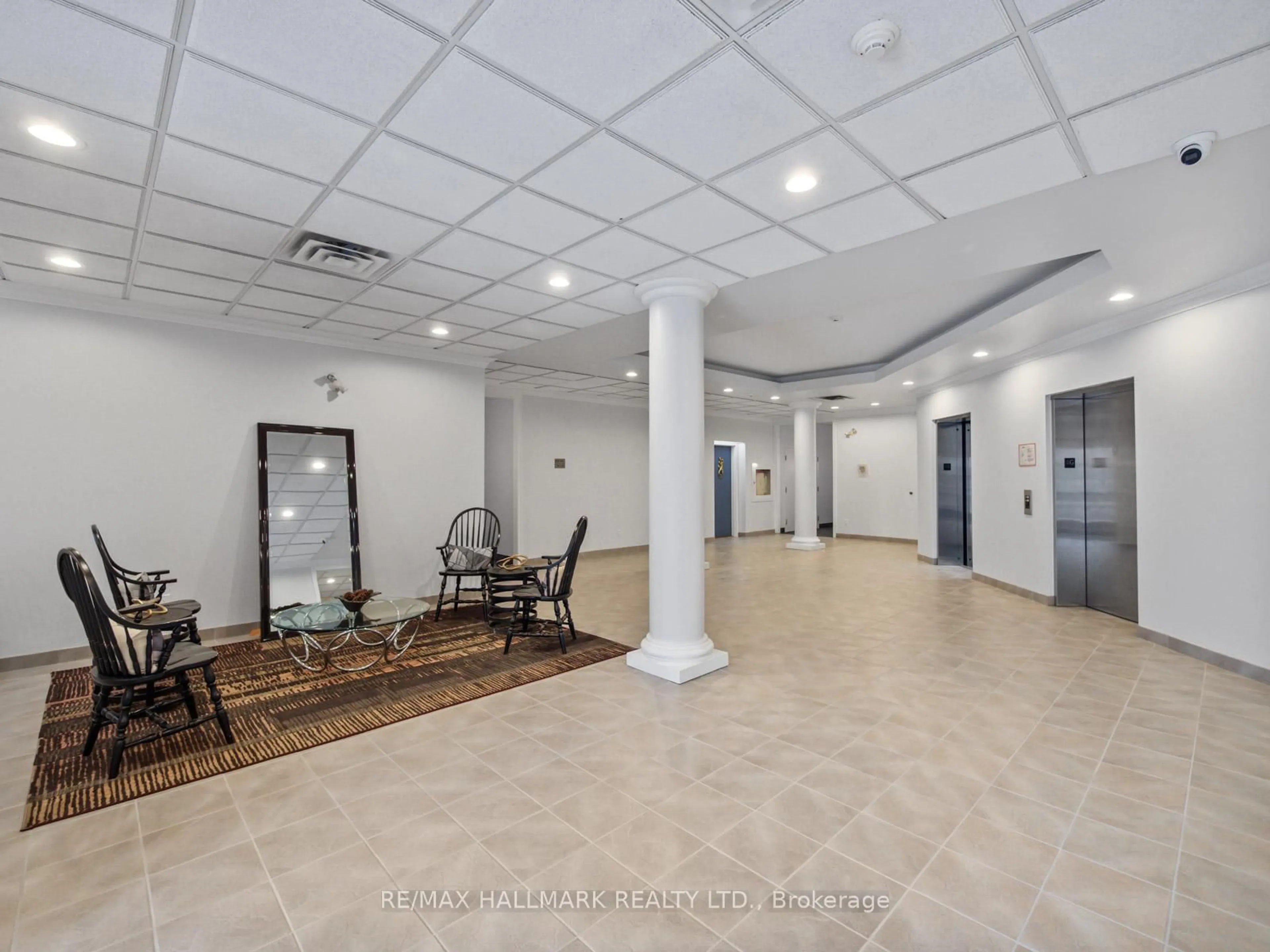 Indoor foyer for 211 Randolph Rd #413, Toronto Ontario M4G 4H1