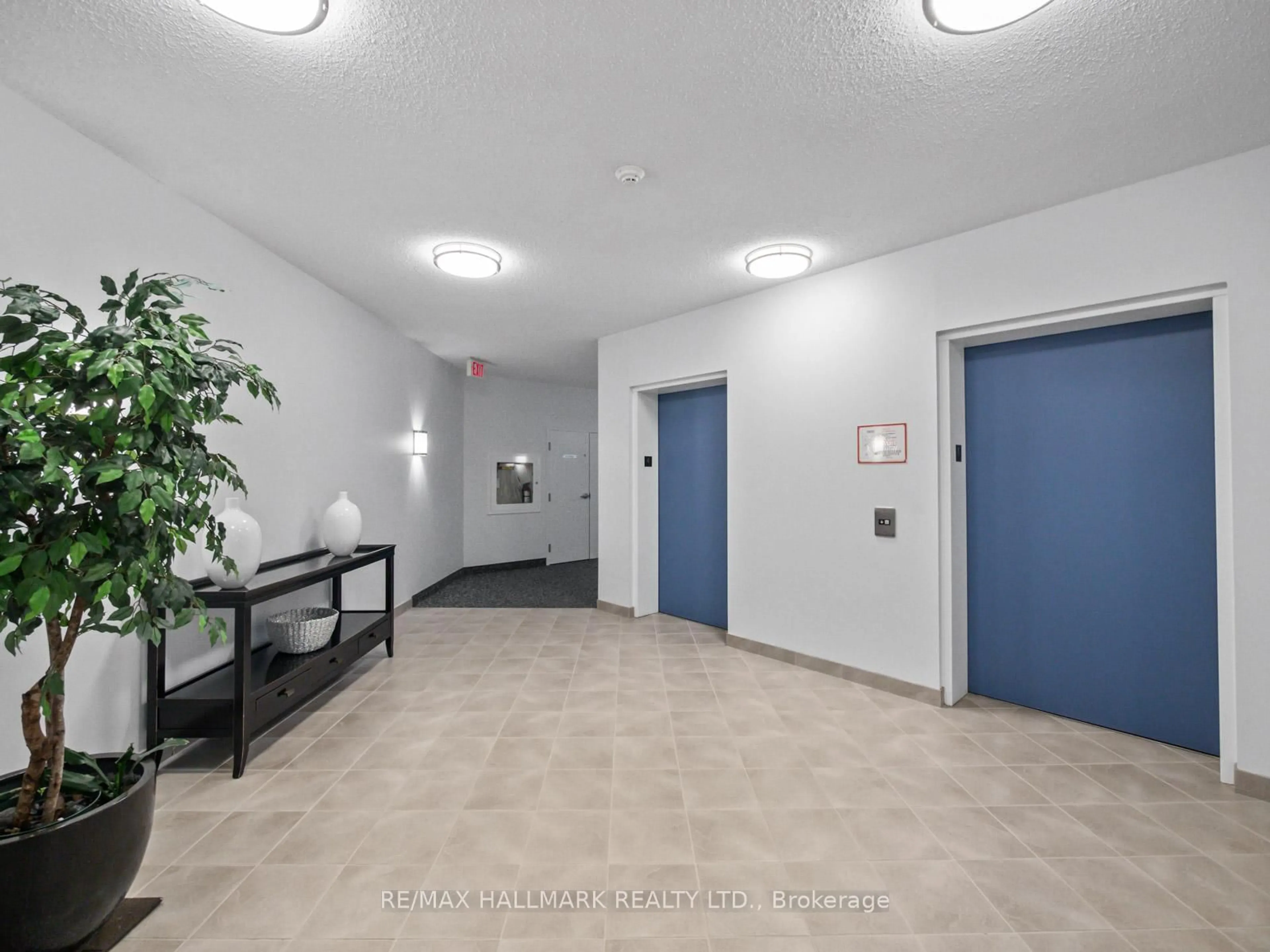 Indoor foyer for 211 Randolph Rd #413, Toronto Ontario M4G 4H1