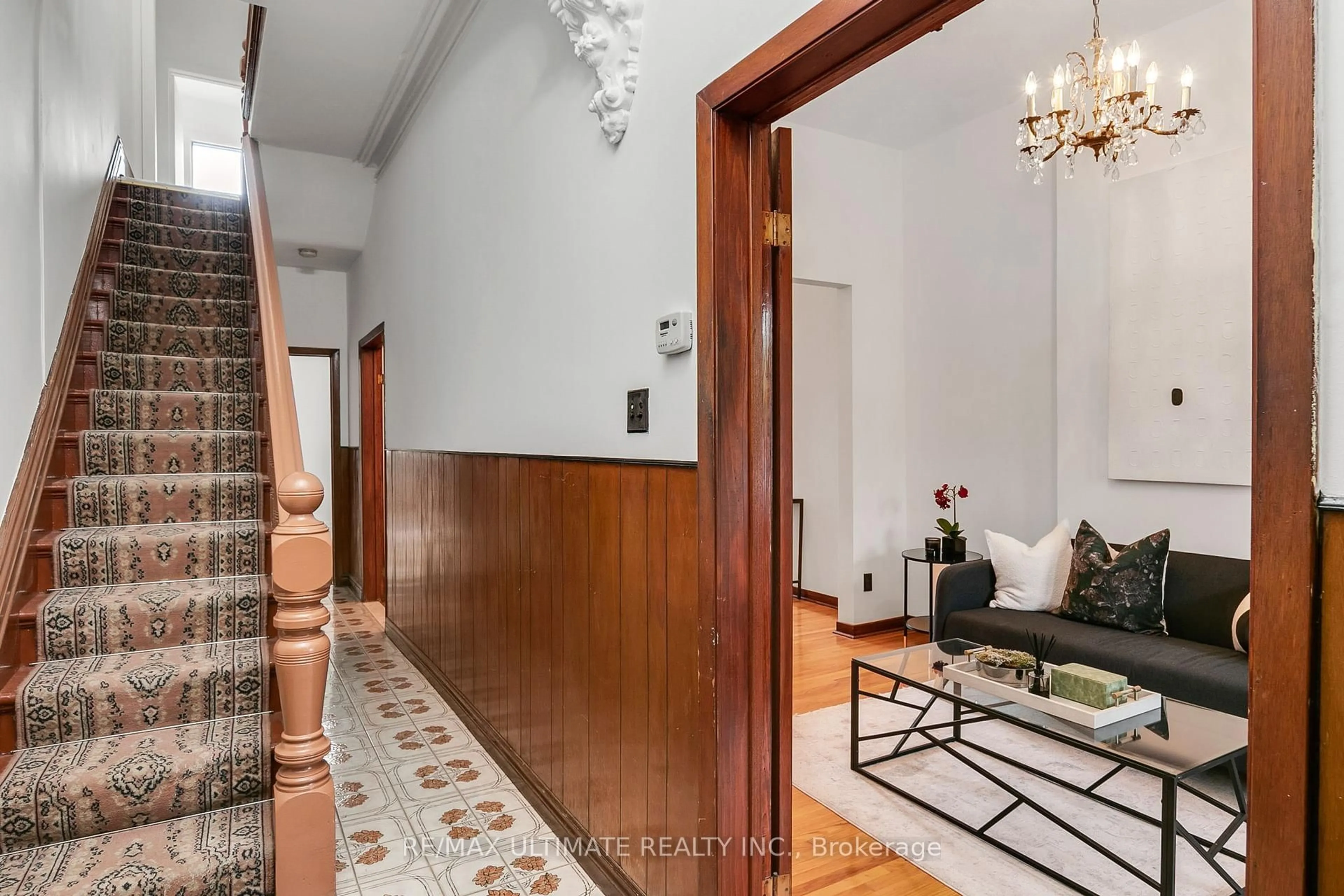 Indoor foyer for 63 Gladstone Ave, Toronto Ontario M6J 3K7