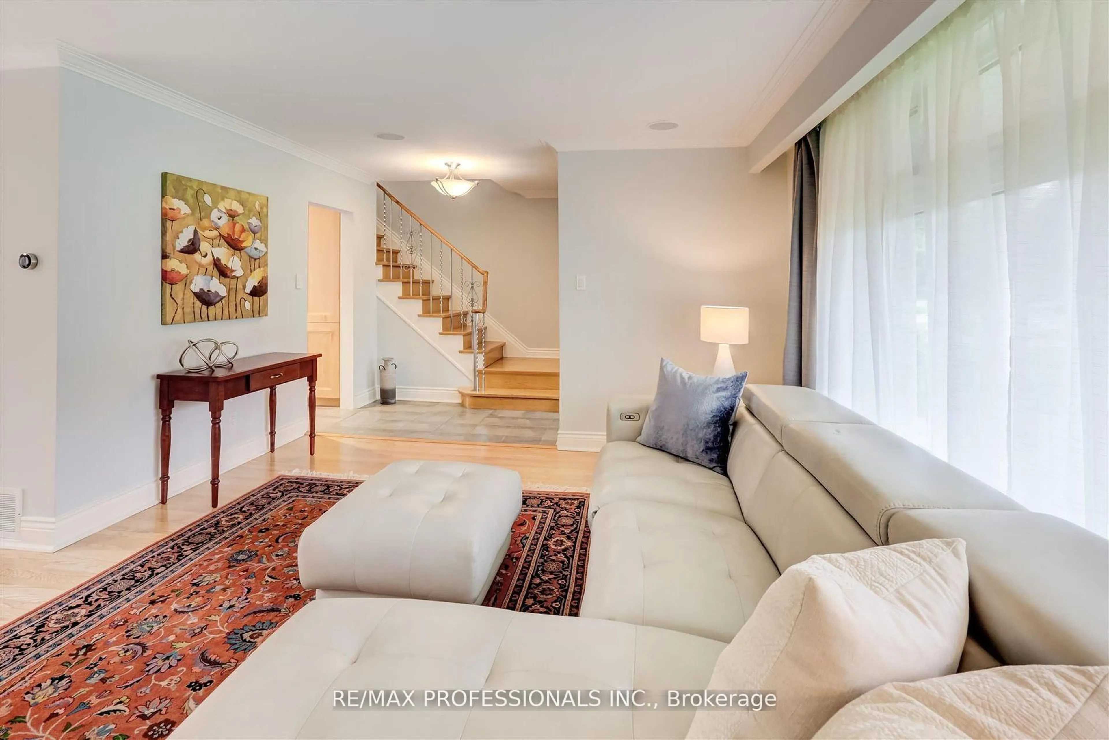 Living room with furniture, carpet floor for 30 Tobruk Cres, Toronto Ontario M2M 3B4