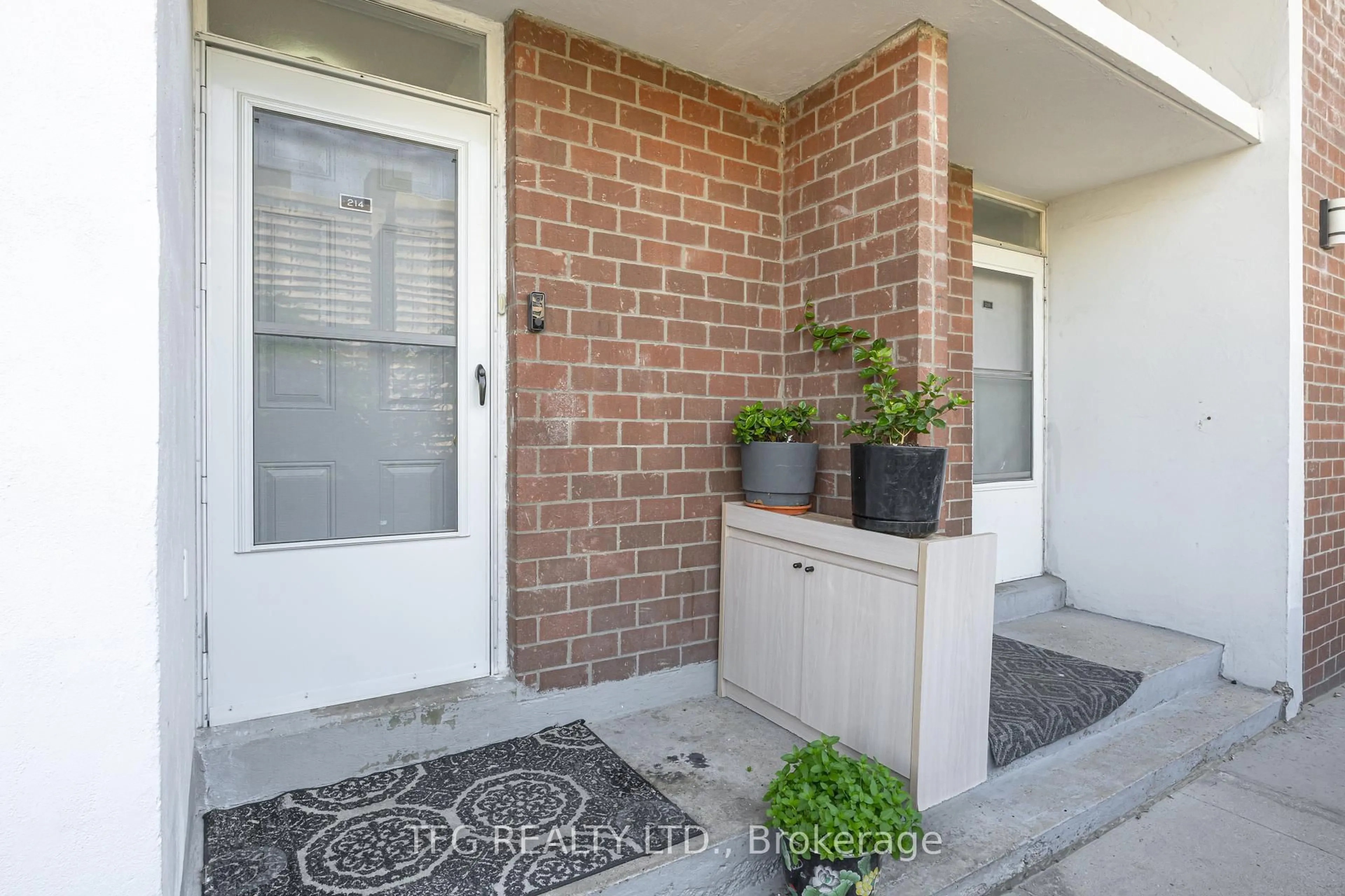 Indoor entryway for 140 Leeward Glwy #214, Toronto Ontario M3C 2Y9