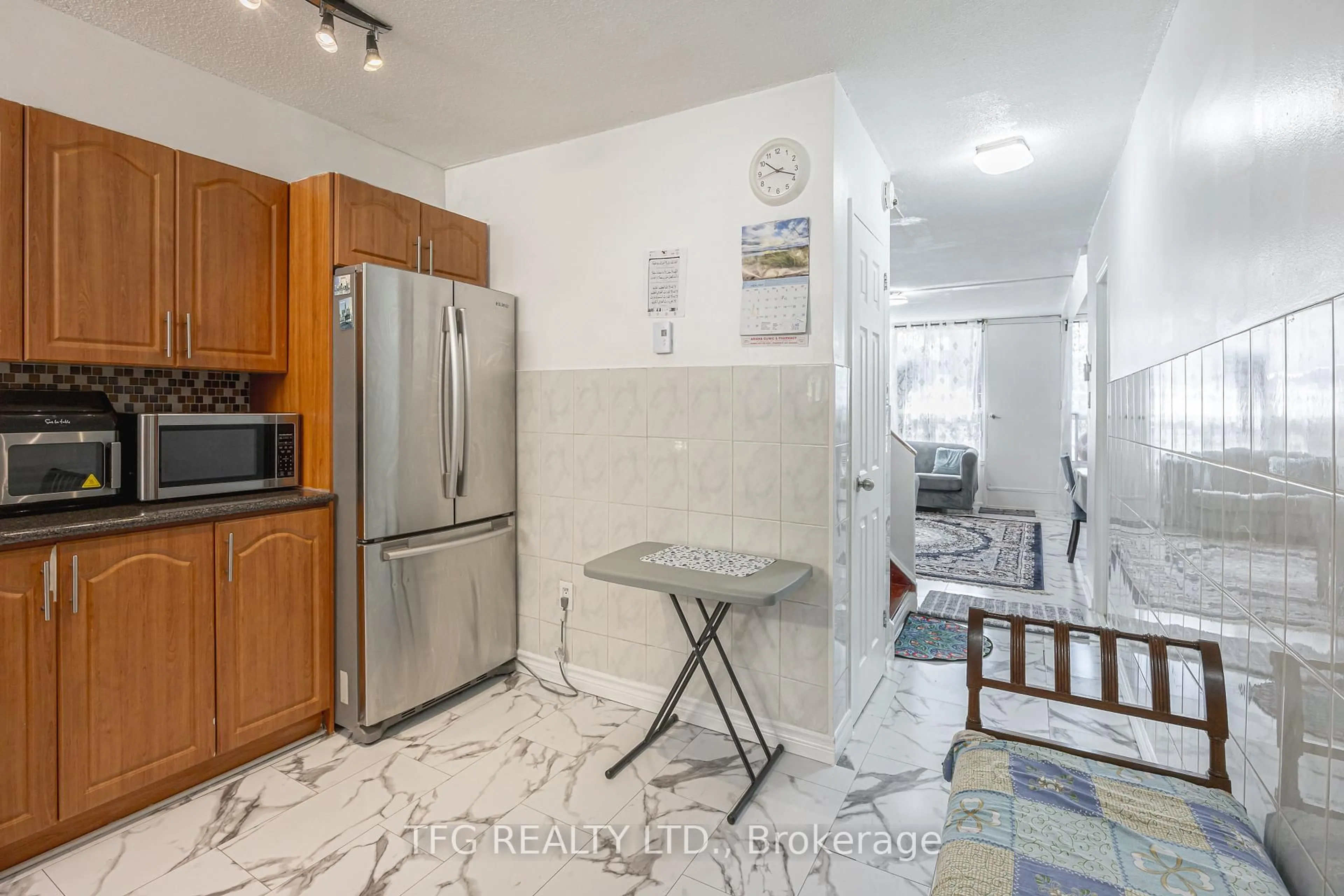Standard kitchen, ceramic/tile floor for 140 Leeward Glwy #214, Toronto Ontario M3C 2Y9
