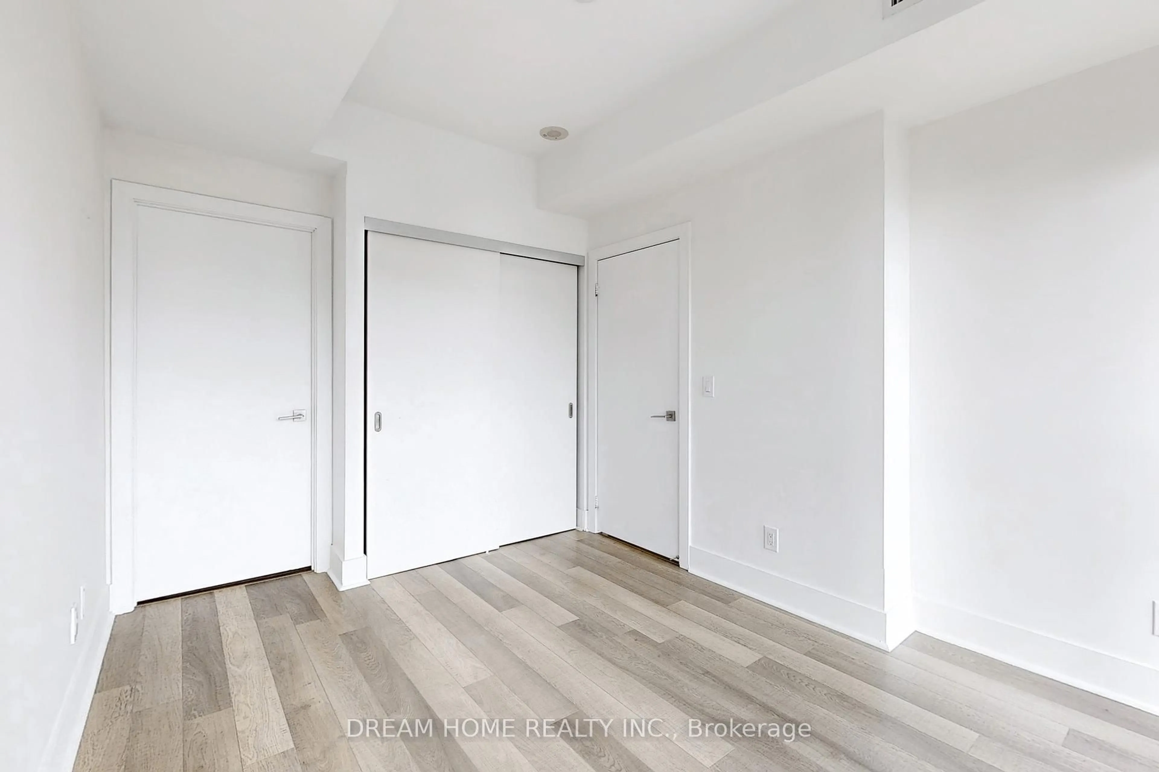 A pic of a room for 32 Davenport Rd #1306, Toronto Ontario M5R 0B5