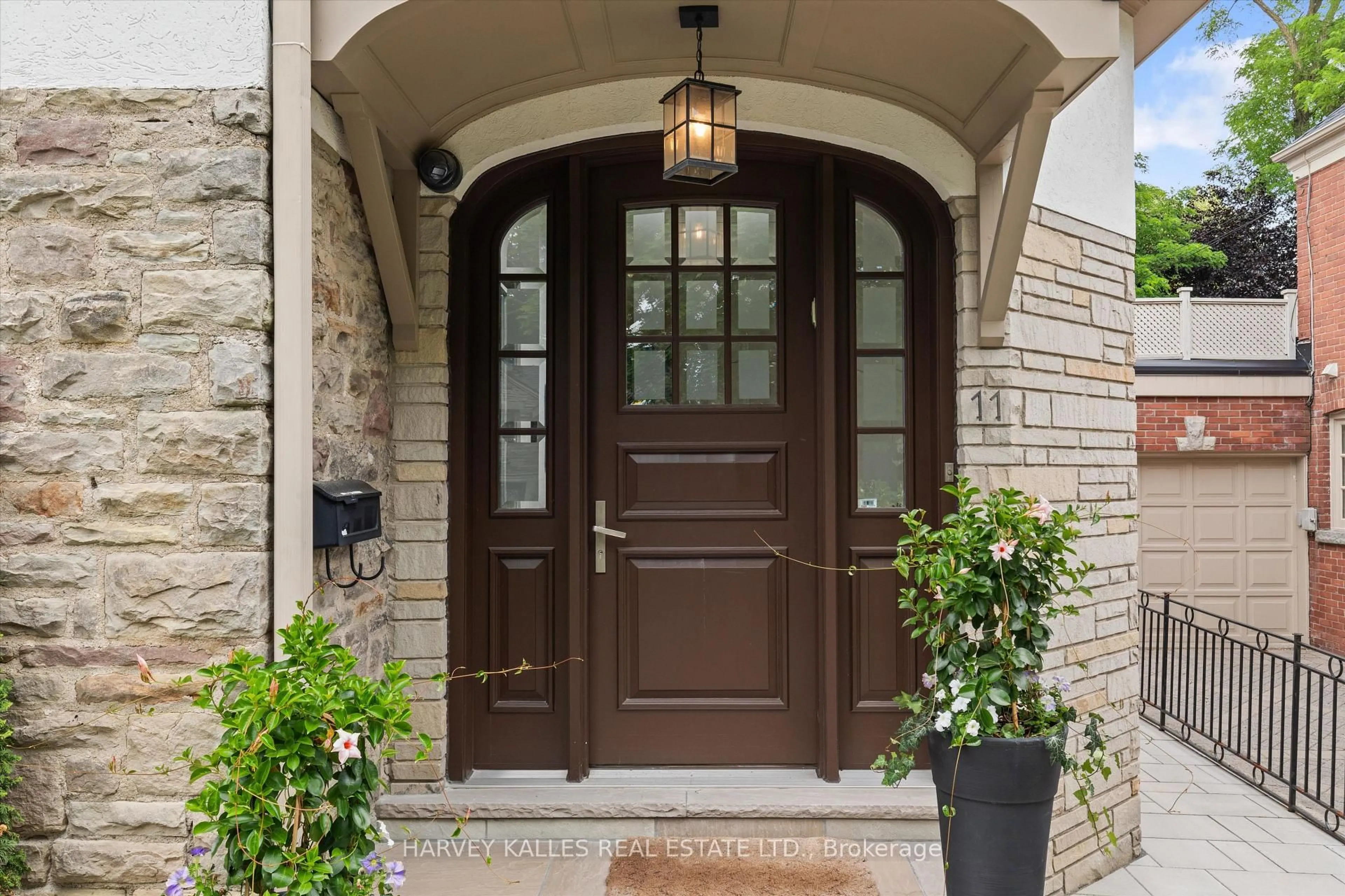 Indoor entryway for 11 Browside Ave, Toronto Ontario M5P 2T9