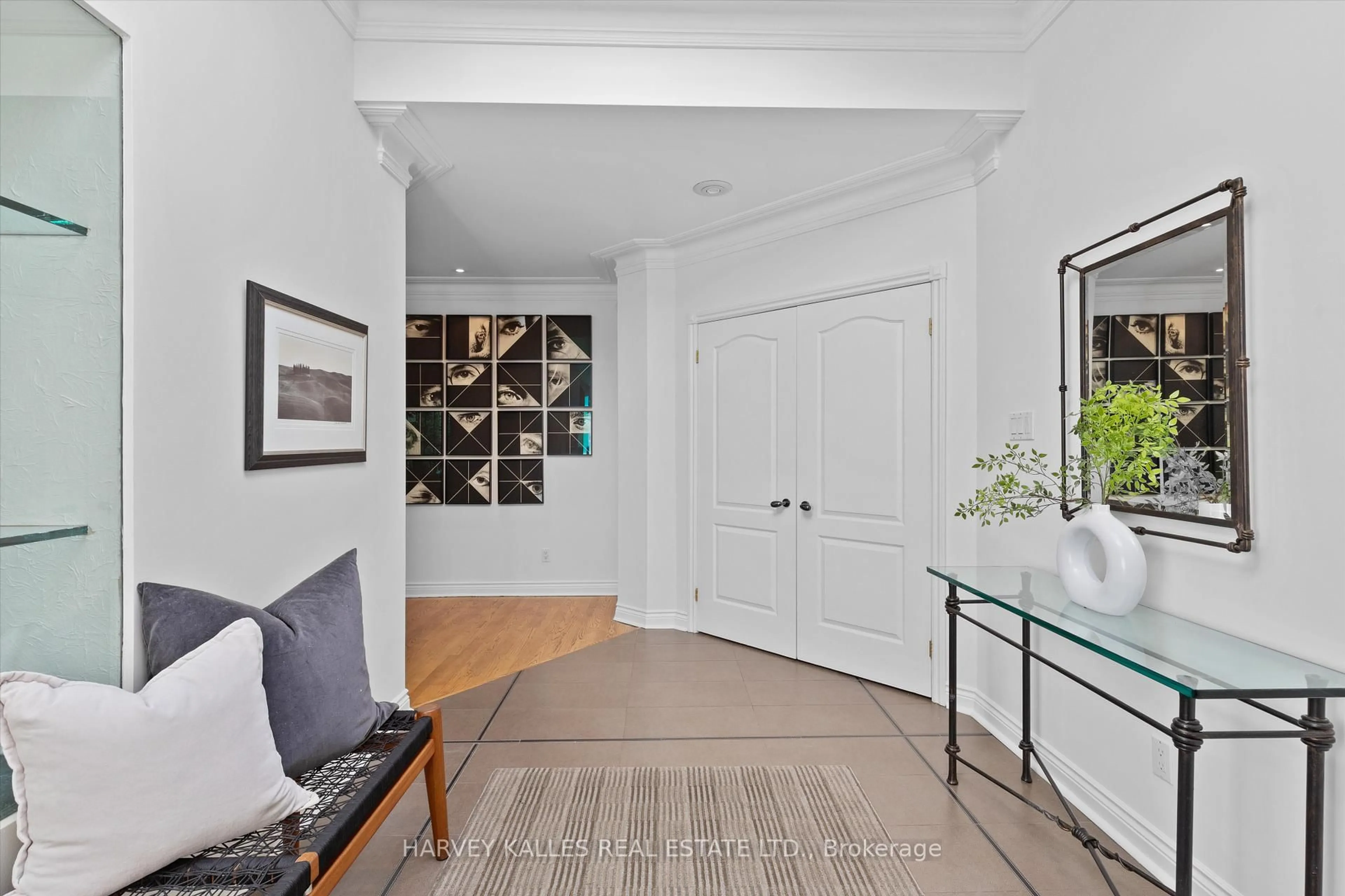 Indoor entryway for 11 Browside Ave, Toronto Ontario M5P 2T9