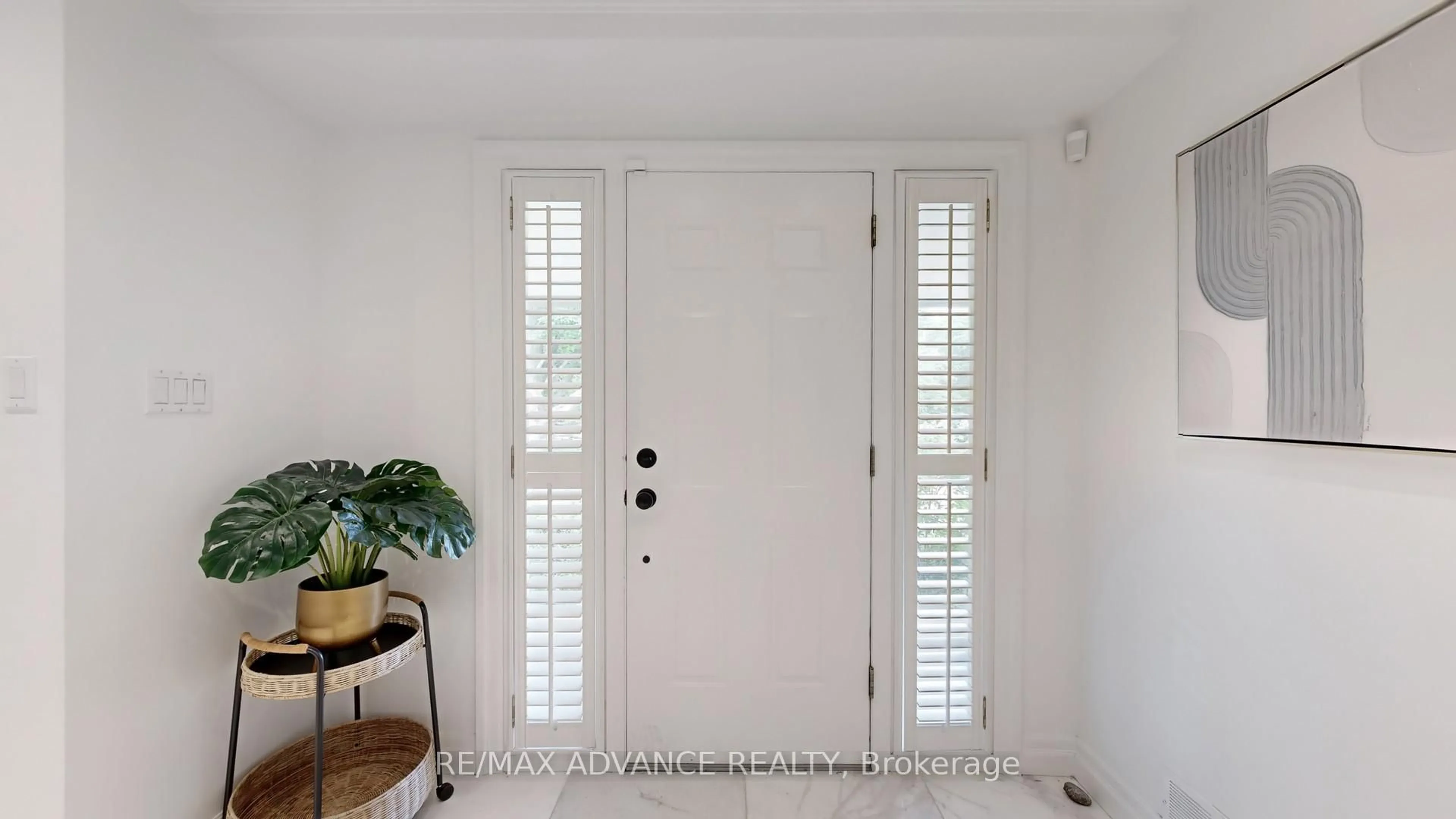 Indoor entryway for 9 carluke Cres, Toronto Ontario M2L 2H7
