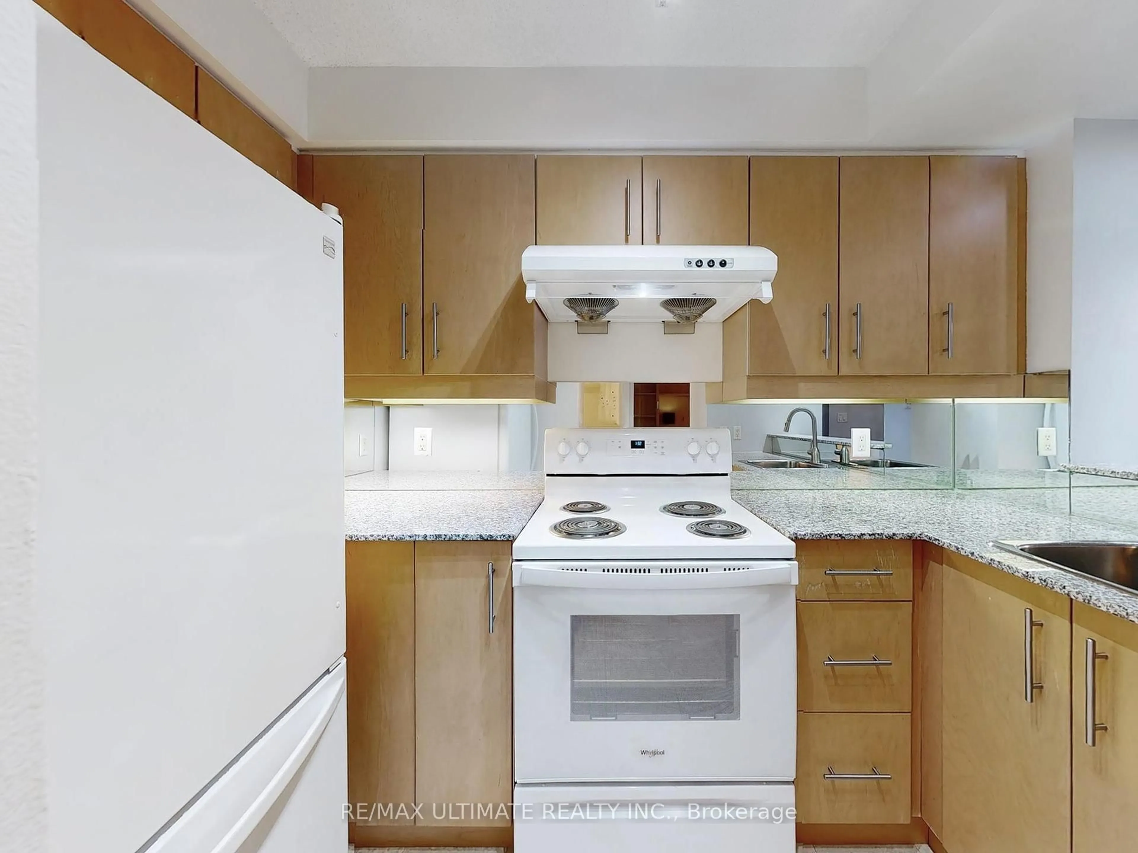Standard kitchen, wood/laminate floor for 300 Bloor St #1113, Toronto Ontario M4W 3Y2
