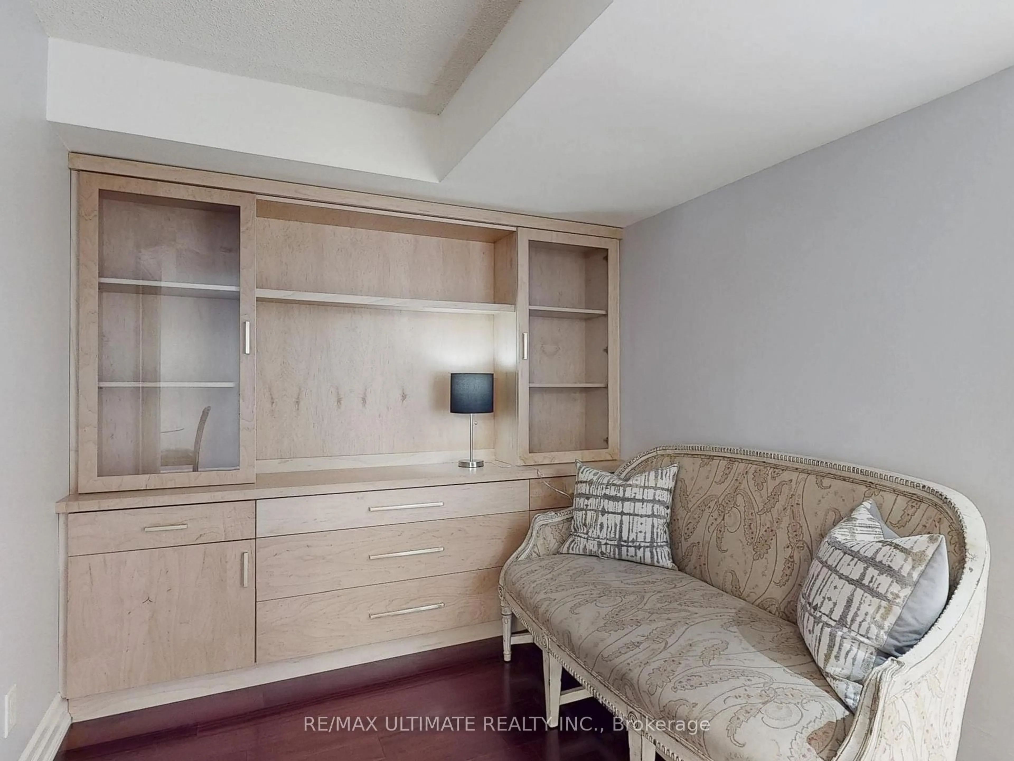 Unknown for 300 Bloor St #1113, Toronto Ontario M4W 3Y2